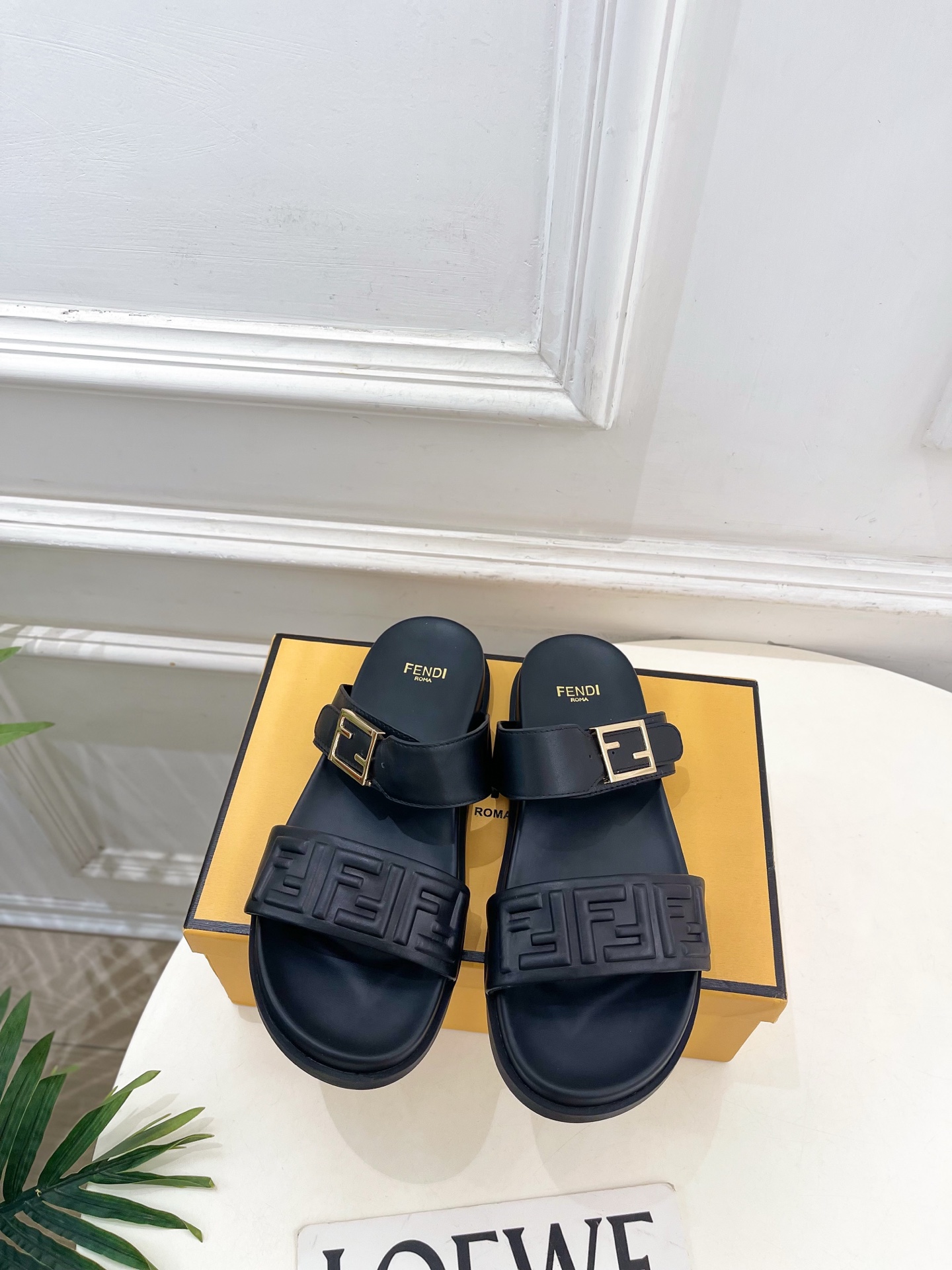 펜디(FENDI) 가죽 로고 버클 플랫폼 슬리퍼 신발