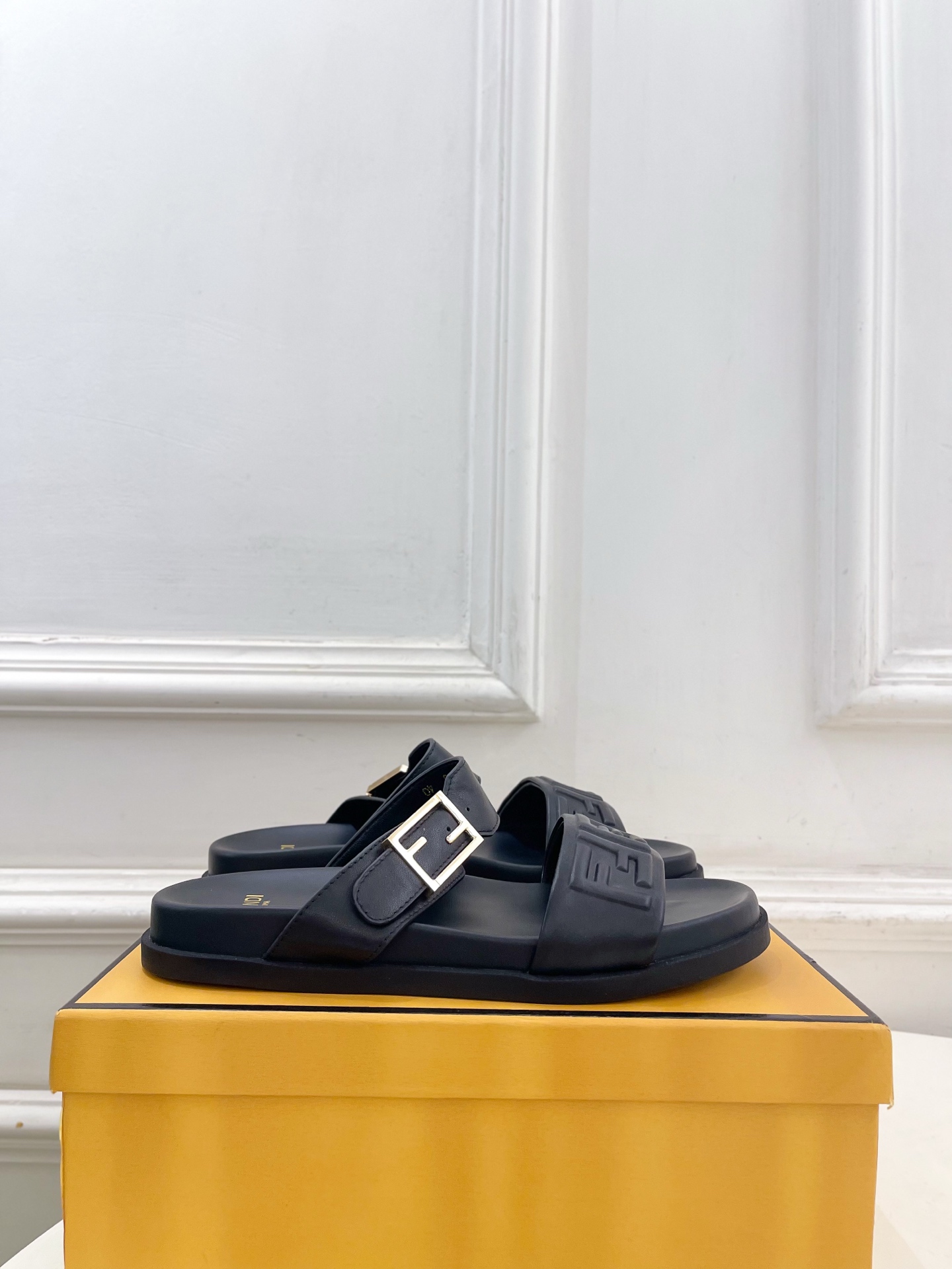 펜디(FENDI) 가죽 로고 버클 플랫폼 슬리퍼 신발