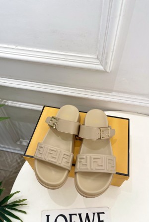 펜디(FENDI) 가죽 로고 버클 플랫폼 슬리퍼 신발