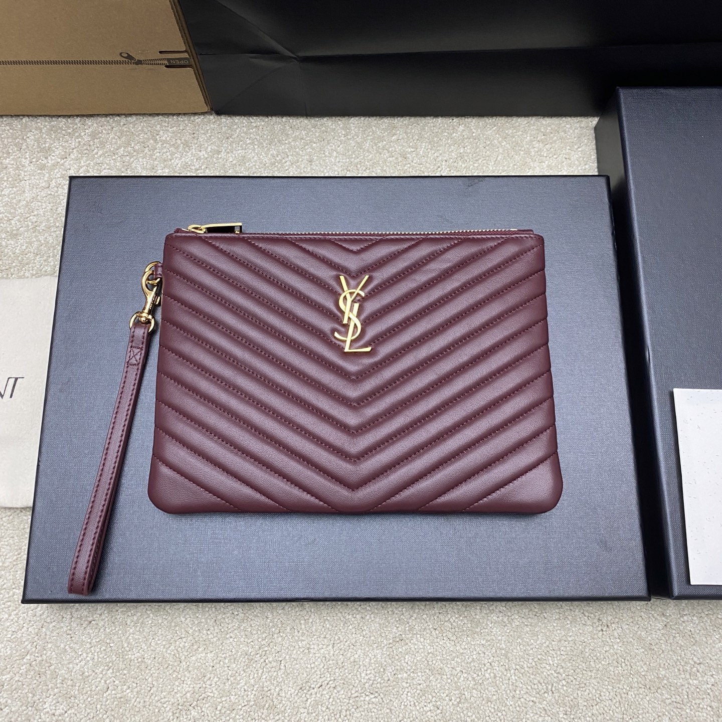 [YSL] 생로랑 클래식 퀼팅 클러치백 - 스몰 (버건디 램스킨/골드) 가방