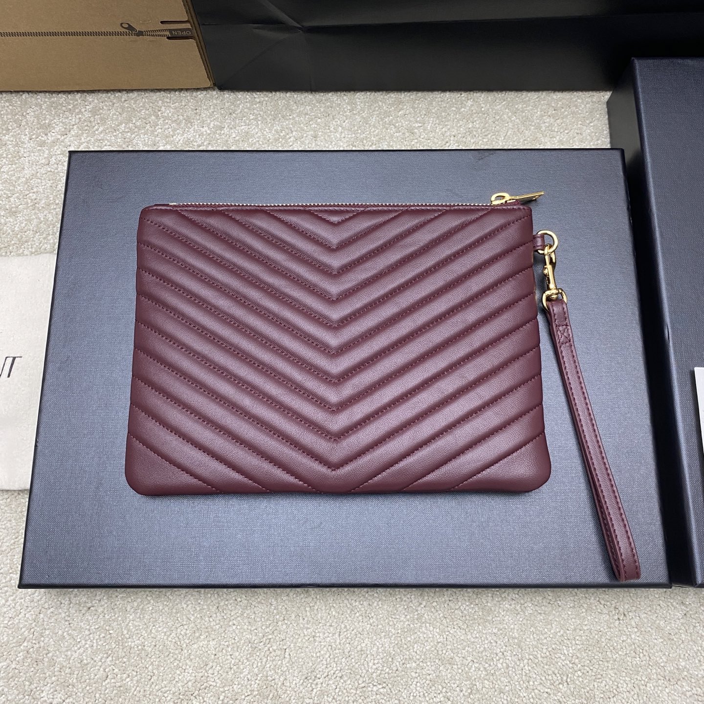 [YSL] 생로랑 클래식 퀼팅 클러치백 - 스몰 (버건디 램스킨/골드) 가방