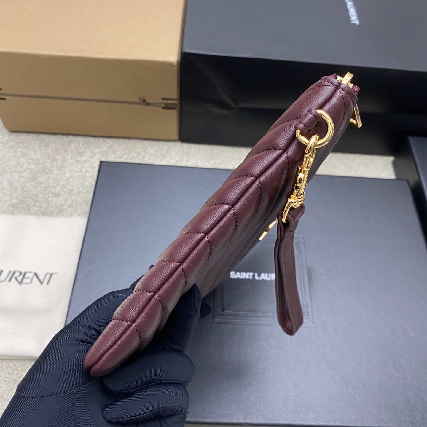 [YSL] 생로랑 클래식 퀼팅 클러치백 - 스몰 (버건디 램스킨/골드) 가방