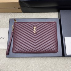 [YSL] 생로랑 클래식 퀼팅 클러치백 - 미디움 (버건디 램스킨/골드) 가방