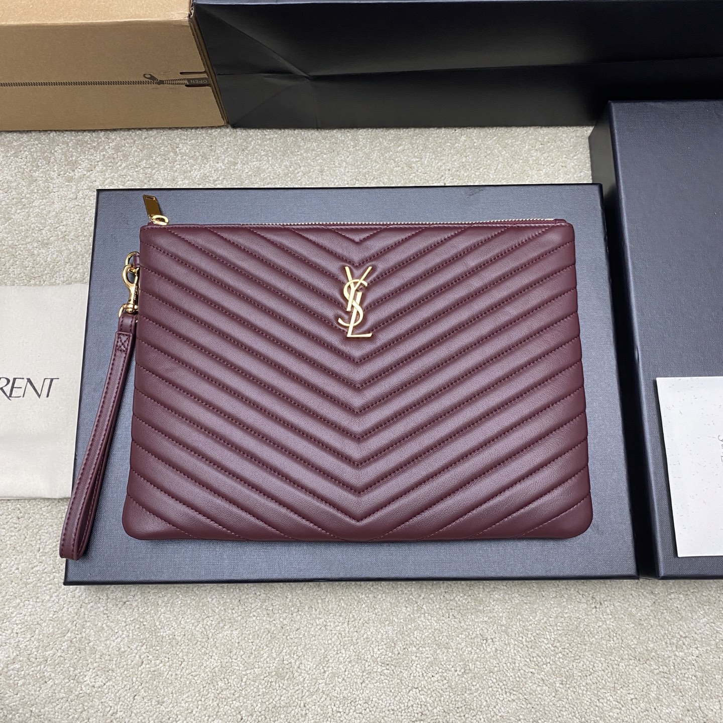 [YSL] 생로랑 클래식 퀼팅 클러치백 - 미디움 (버건디 램스킨/골드) 가방