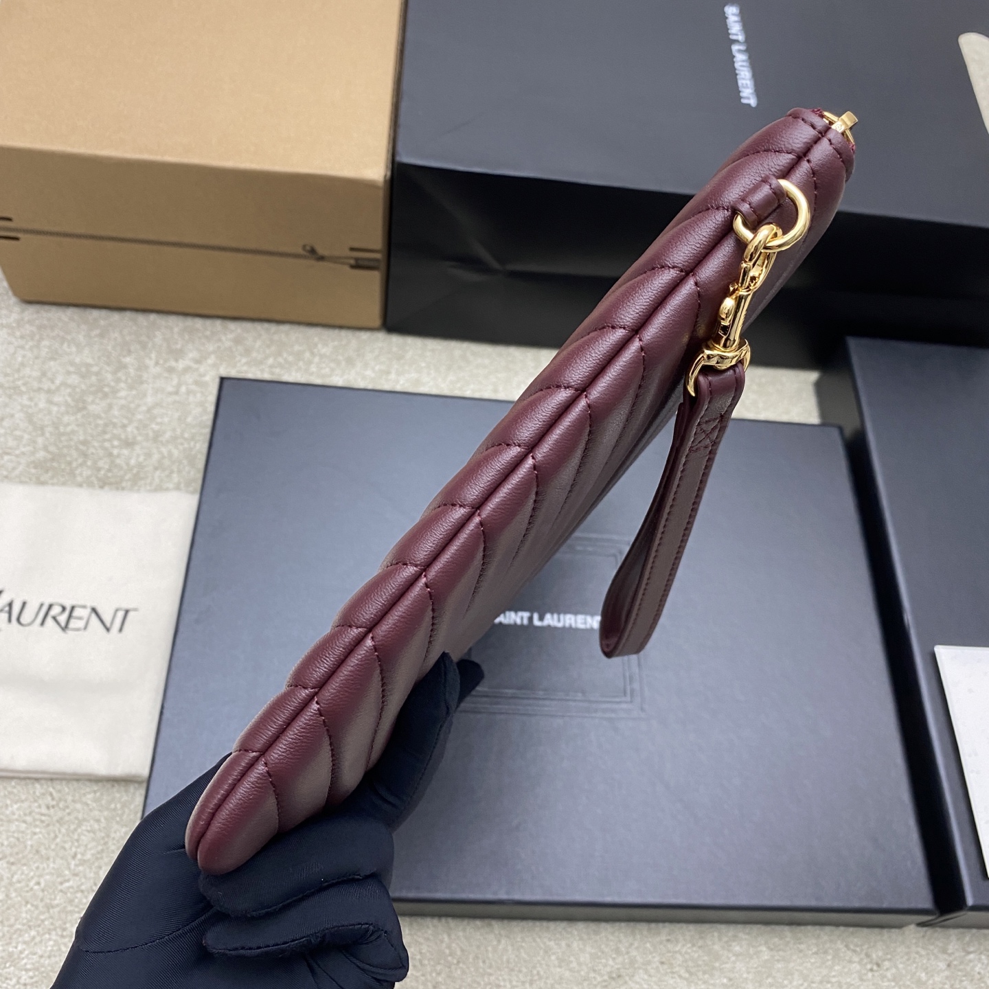 [YSL] 생로랑 클래식 퀼팅 클러치백 - 미디움 (버건디 램스킨/골드) 가방