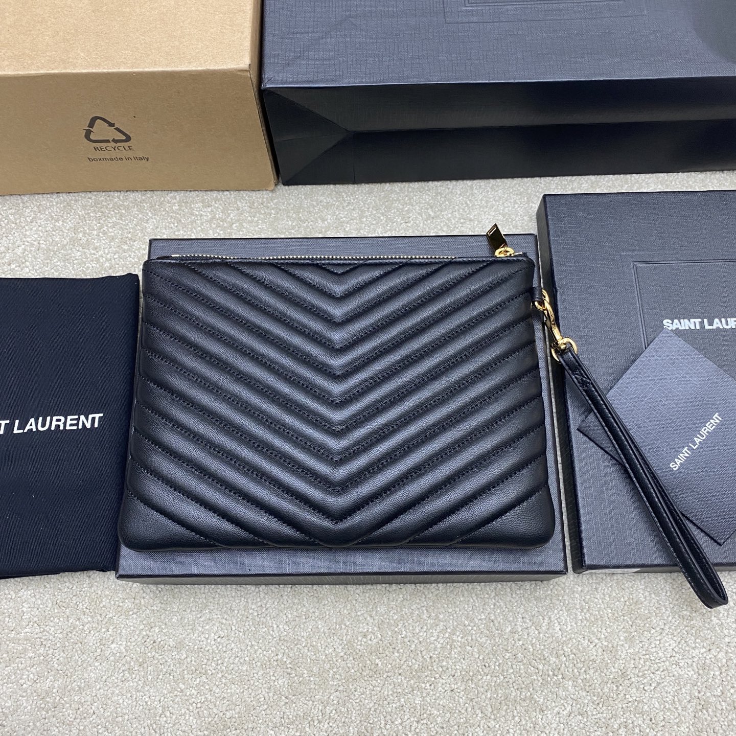 [YSL] 생로랑 클래식 퀼팅 클러치백 - 스몰 (블랙 램스킨/골드) 가방