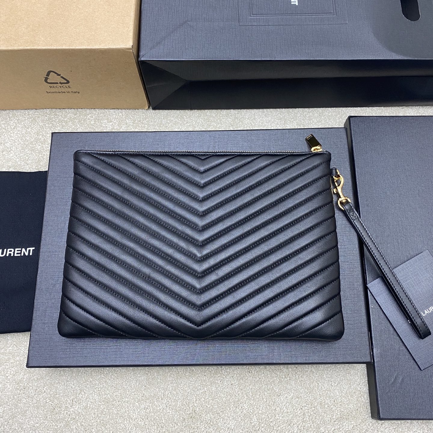 [YSL] 생로랑 클래식 퀼팅 클러치백 - 미디움 (블랙 램스킨/골드) 가방