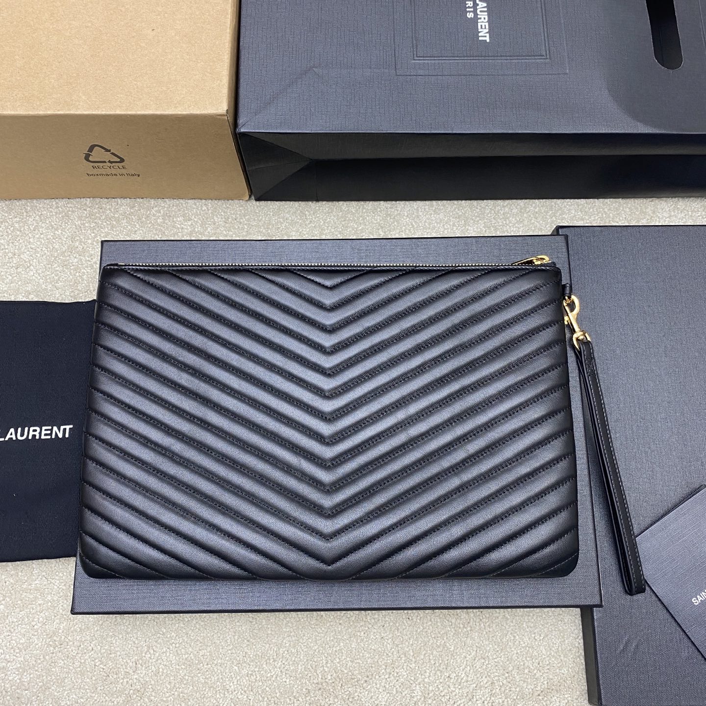 [YSL] 생로랑 클래식 퀼팅 클러치백 - 라지 (블랙 램스킨/골드) 가방