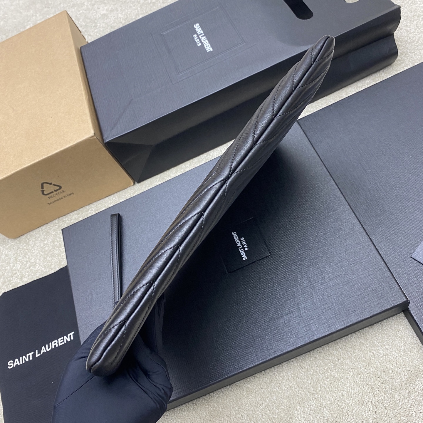 [YSL] 생로랑 클래식 퀼팅 클러치백 - 라지 (블랙 램스킨/골드) 가방