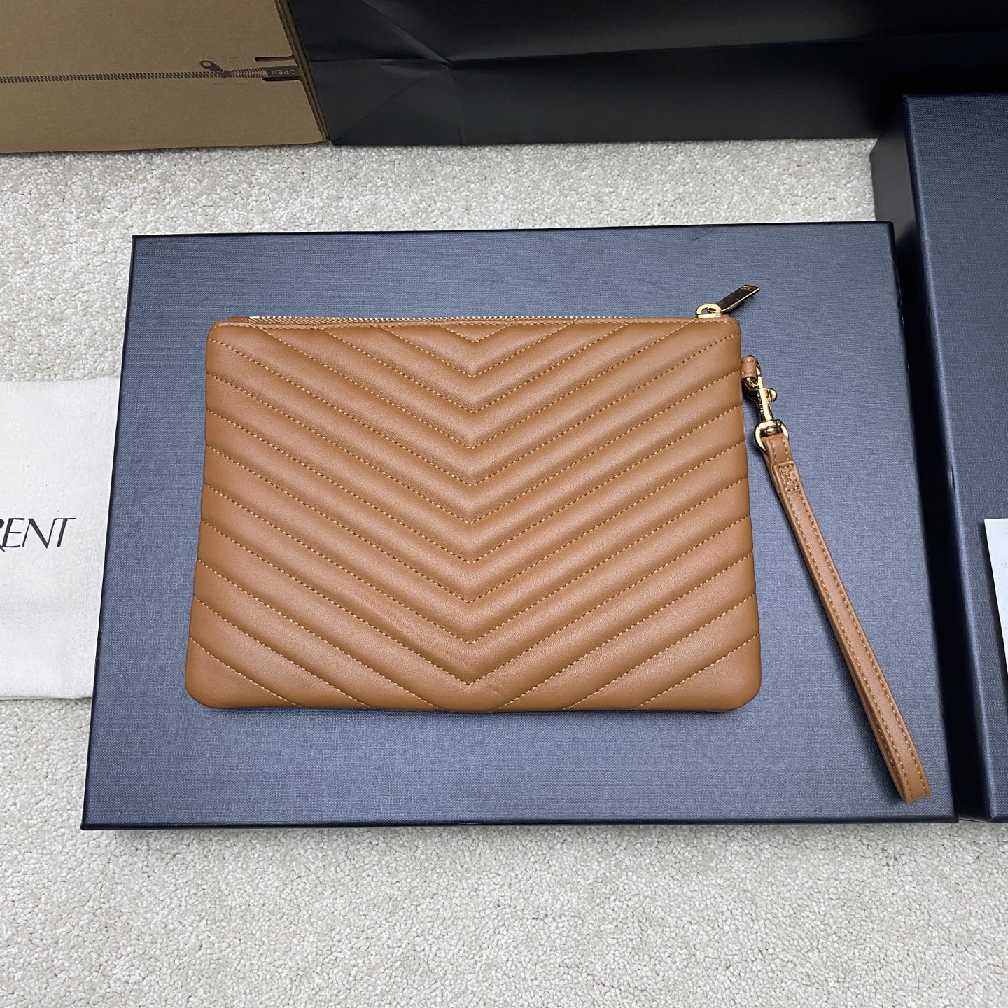 [YSL] 생로랑 클래식 퀼팅 클러치백 - 스몰 (카라멜 램스킨/골드) 가방