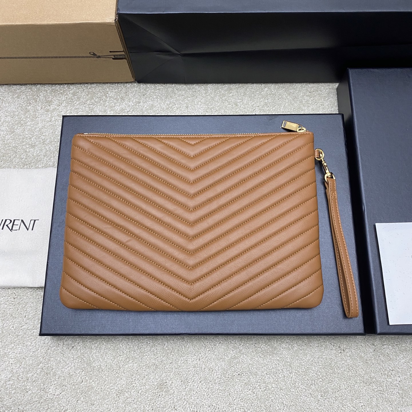 [YSL] 생로랑 클래식 퀼팅 클러치백 - 미디움 (카라멜 램스킨/골드) 가방