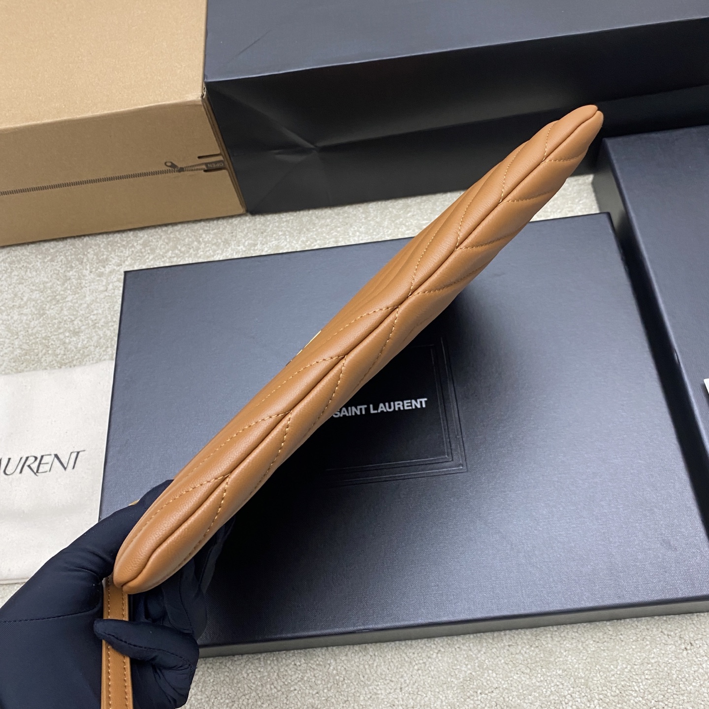 [YSL] 생로랑 클래식 퀼팅 클러치백 - 미디움 (카라멜 램스킨/골드) 가방