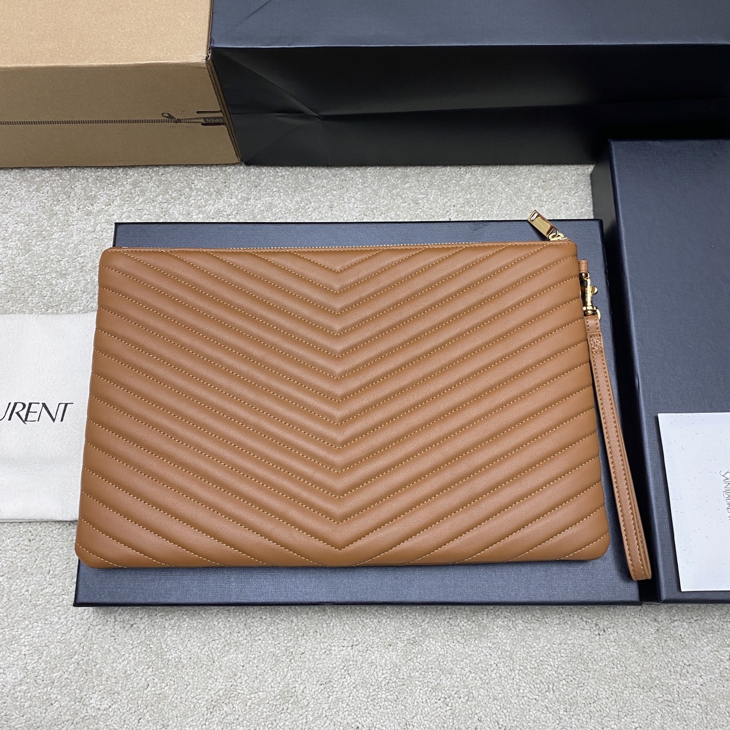 [YSL] 생로랑 클래식 퀼팅 클러치백 - 라지 (카라멜 램스킨/골드) 가방