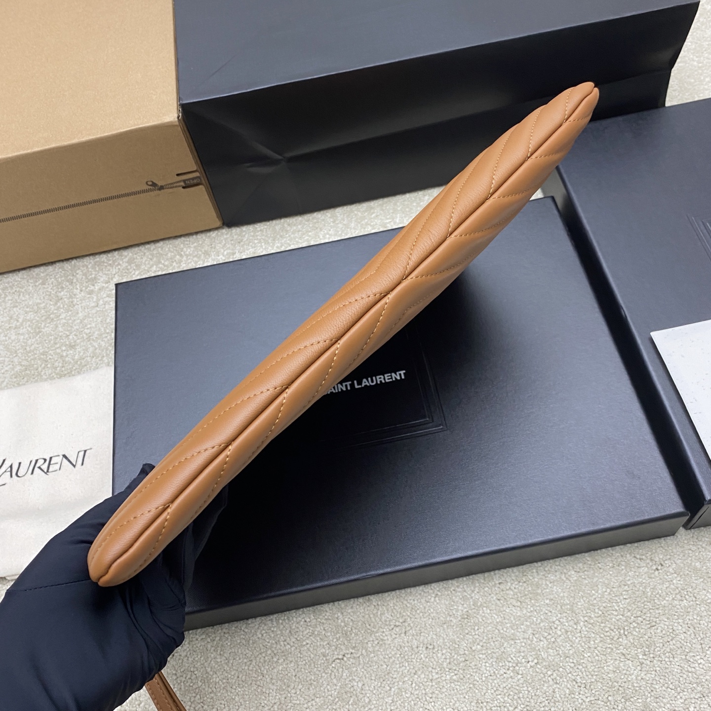 [YSL] 생로랑 클래식 퀼팅 클러치백 - 라지 (카라멜 램스킨/골드) 가방