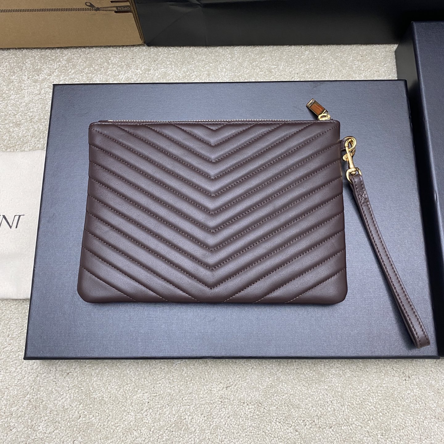 [YSL] 생로랑 클래식 퀼팅 클러치백 - 스몰 (커피 램스킨/골드) 가방