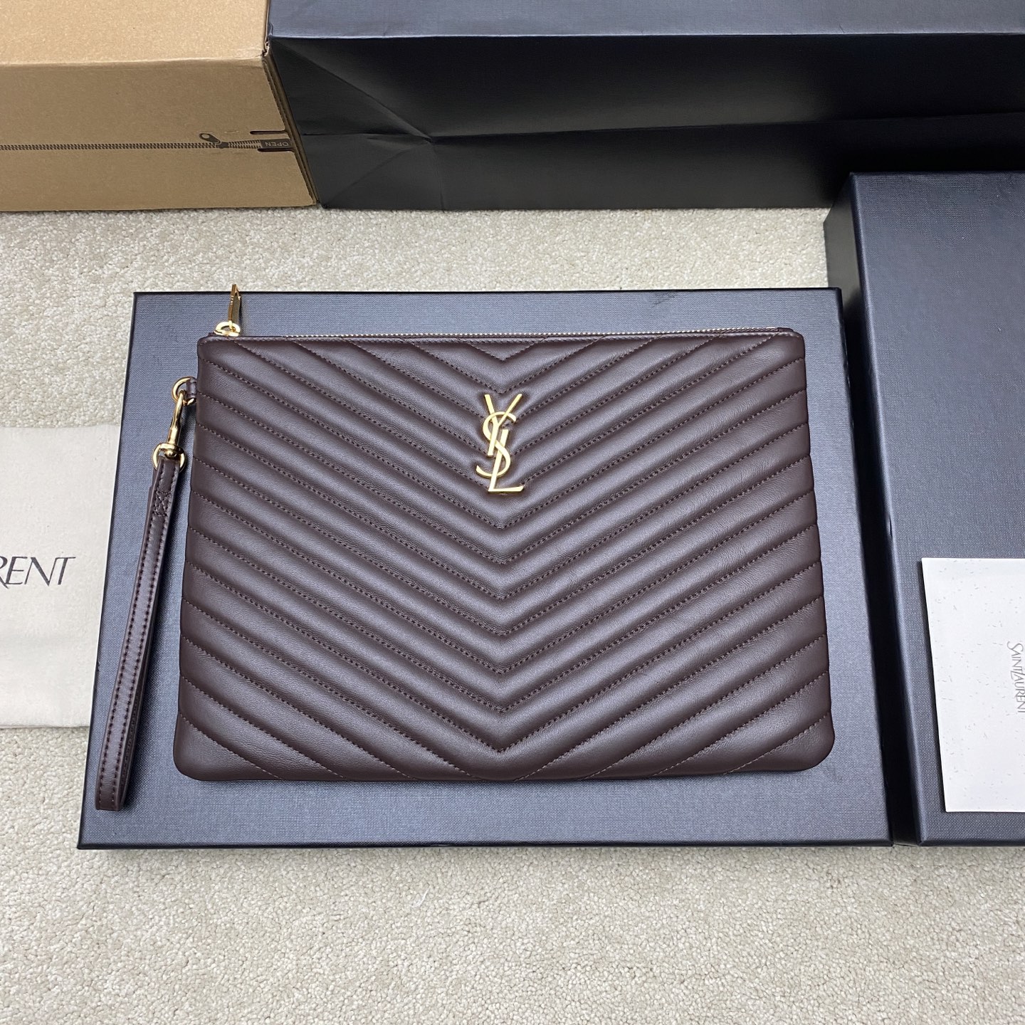 [YSL] 생로랑 클래식 퀼팅 클러치백 - 미디움 (커피 램스킨/골드) 가방