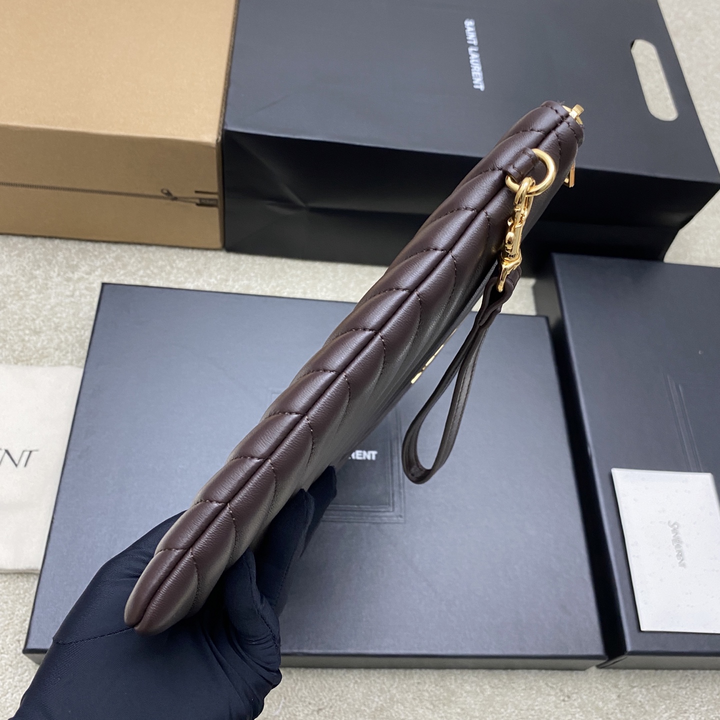 [YSL] 생로랑 클래식 퀼팅 클러치백 - 미디움 (커피 램스킨/골드) 가방