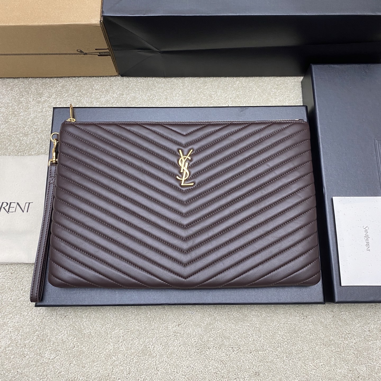 [YSL] 생로랑 클래식 퀼팅 클러치백 - 라지 (커피 램스킨/골드) 가방