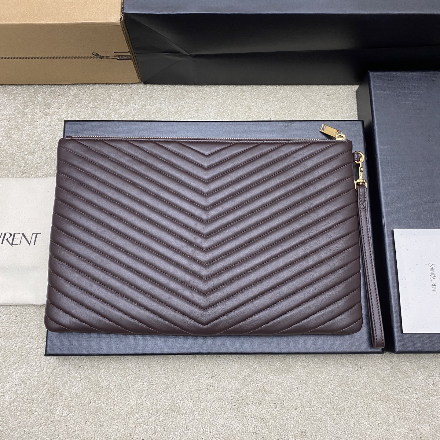 [YSL] 생로랑 클래식 퀼팅 클러치백 - 라지 (커피 램스킨/골드) 가방