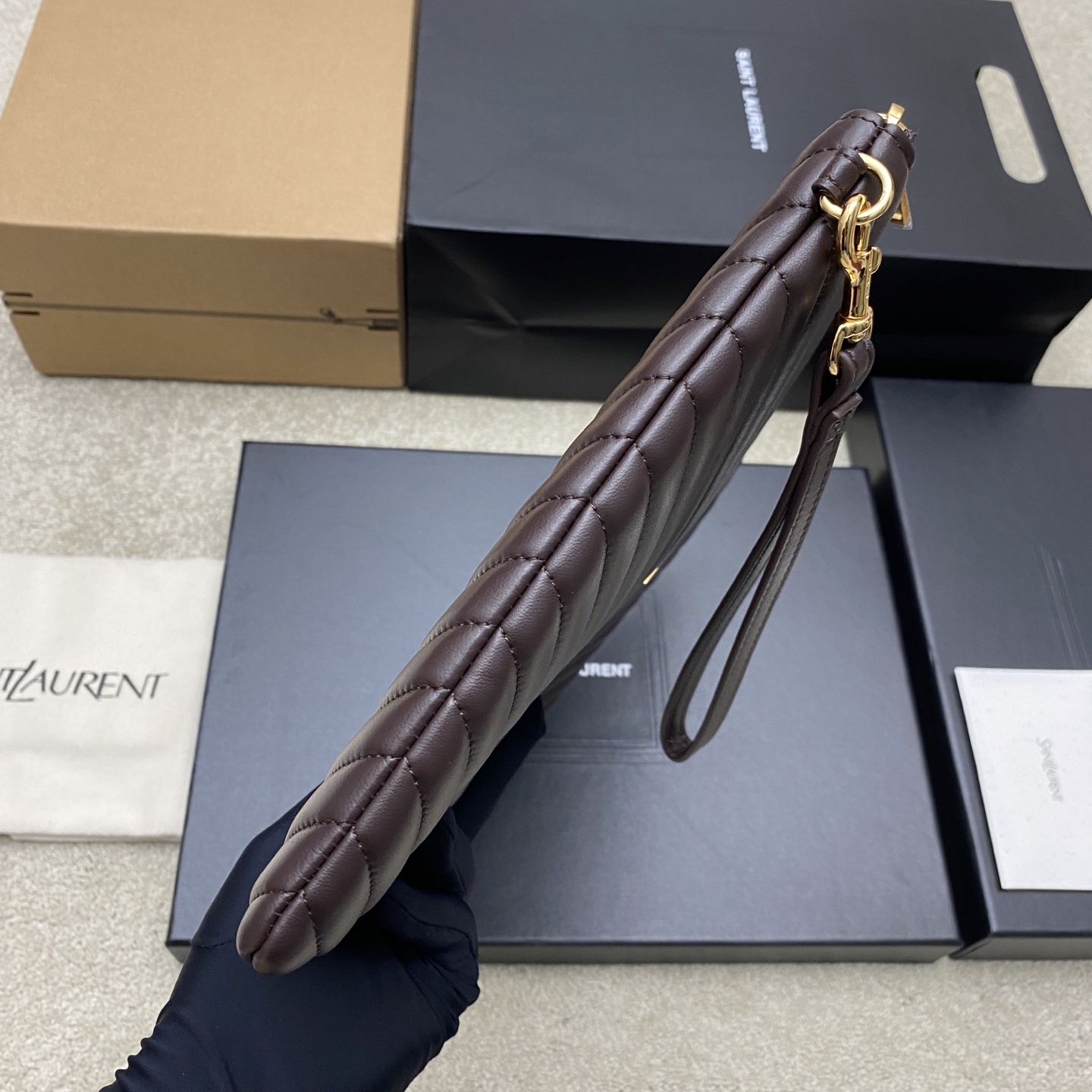 [YSL] 생로랑 클래식 퀼팅 클러치백 - 라지 (커피 램스킨/골드) 가방