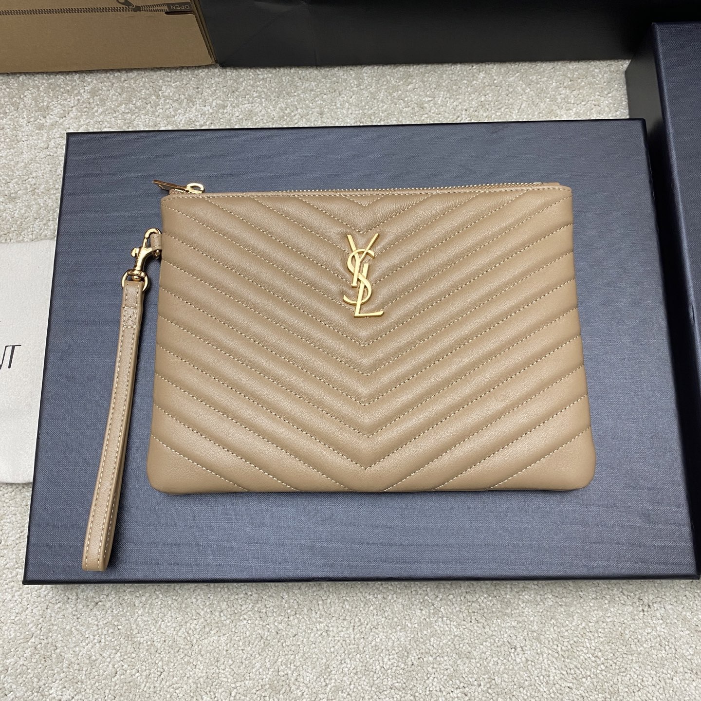 [YSL] 생로랑 클래식 퀼팅 클러치백 - 스몰 (아몬드 램스킨/골드) 가방