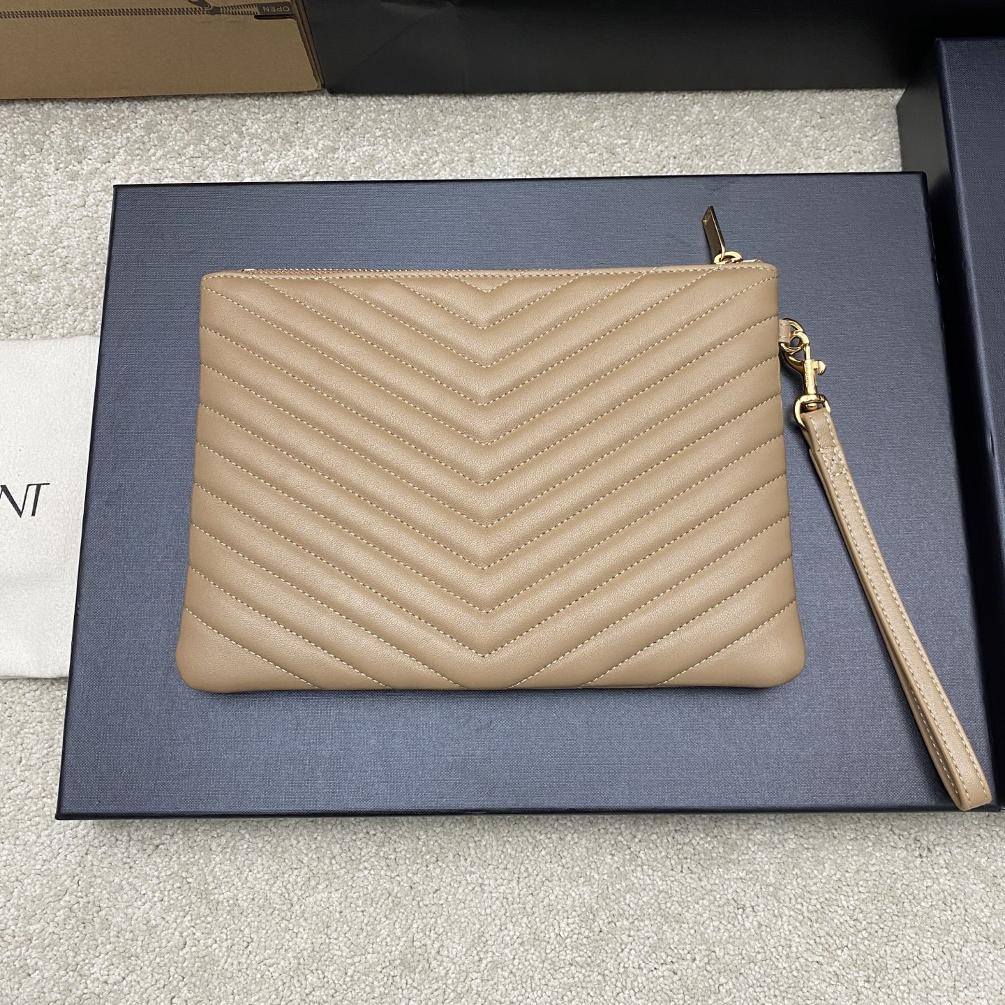 [YSL] 생로랑 클래식 퀼팅 클러치백 - 스몰 (아몬드 램스킨/골드) 가방