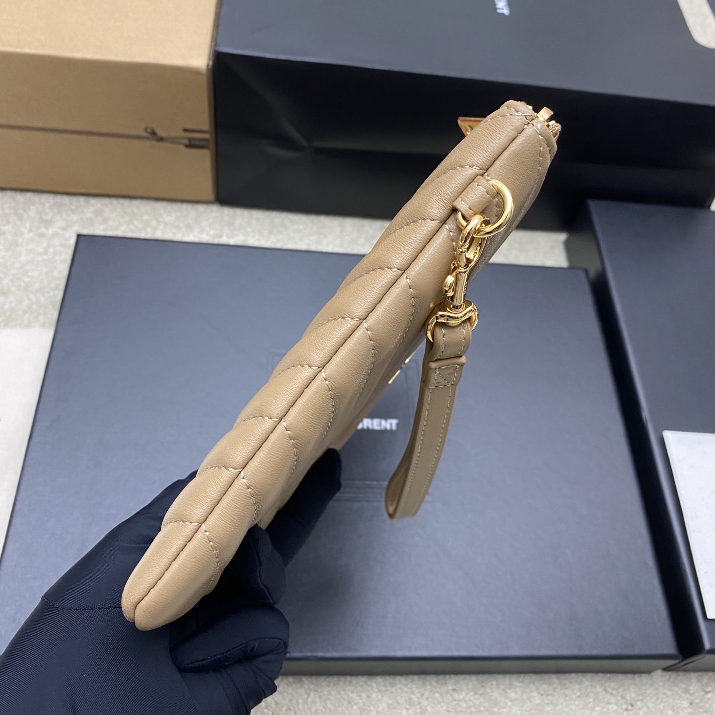 [YSL] 생로랑 클래식 퀼팅 클러치백 - 스몰 (아몬드 램스킨/골드) 가방