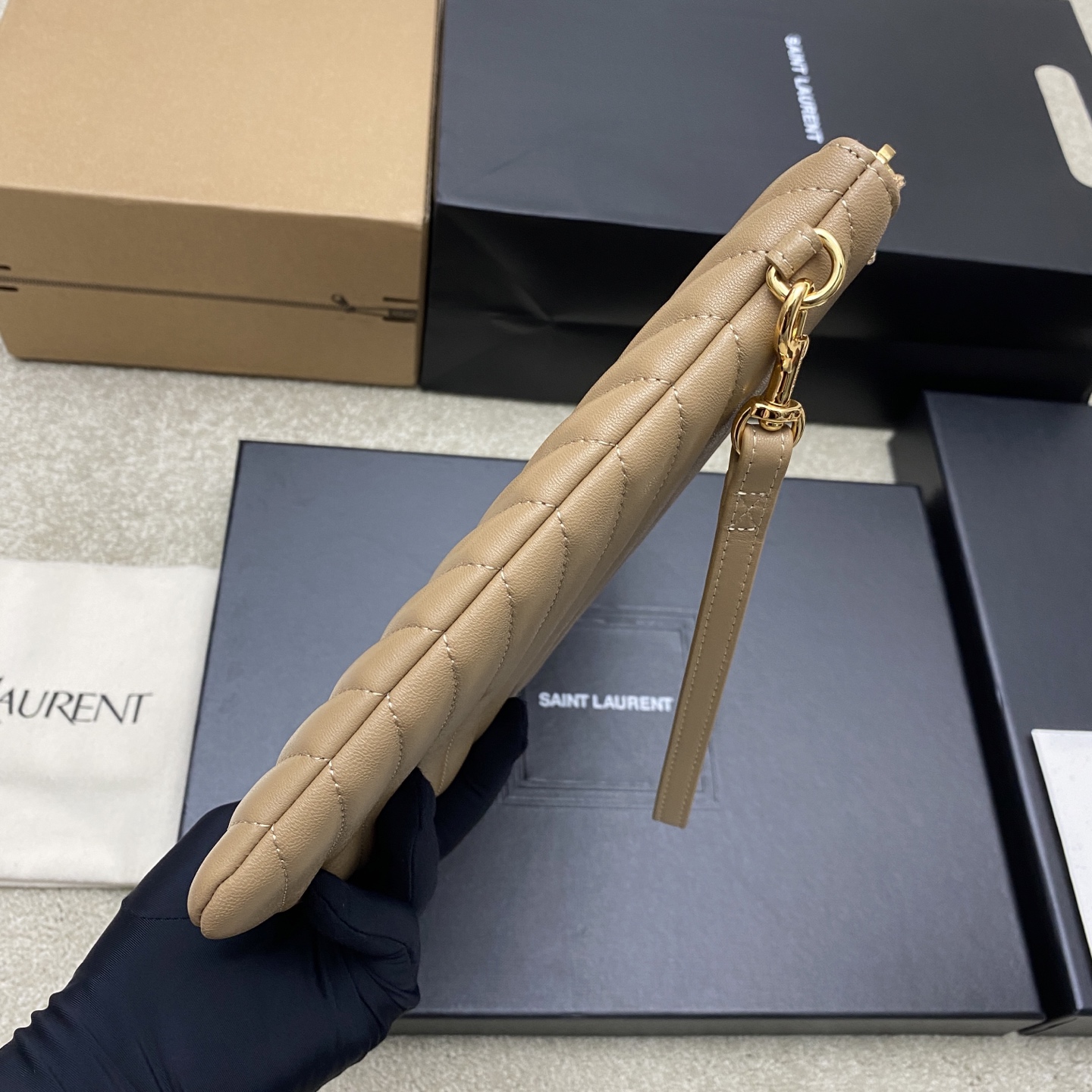 [YSL] 생로랑 클래식 퀼팅 클러치백 - 미디움 (아몬드 램스킨/골드) 가방