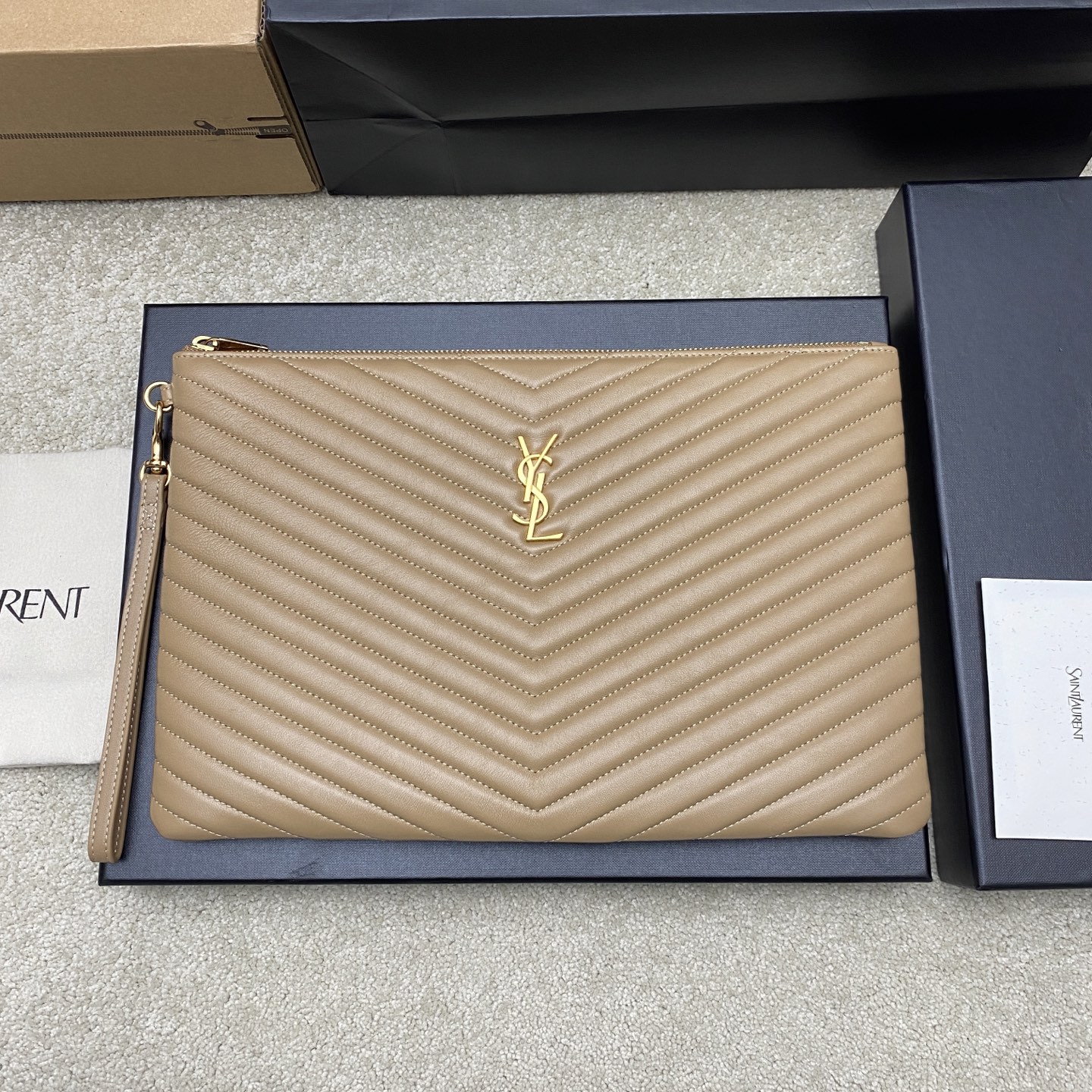 [YSL] 생로랑 클래식 퀼팅 클러치백 - 라지 (아몬드 램스킨/골드) 가방