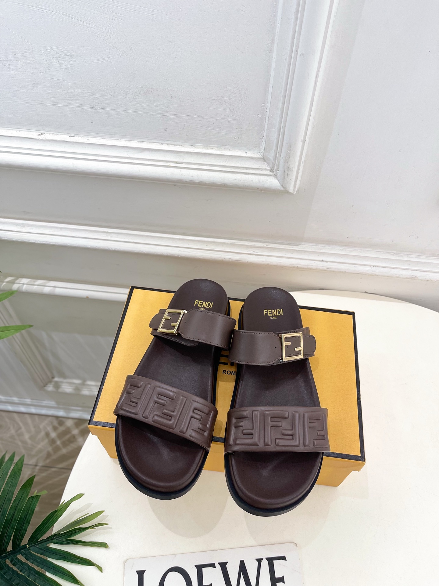 펜디(FENDI) 가죽 로고 버클 플랫폼 슬리퍼 신발