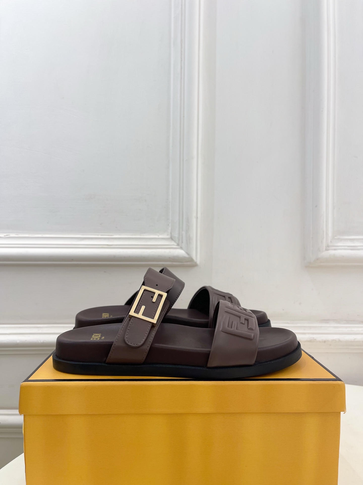 펜디(FENDI) 가죽 로고 버클 플랫폼 슬리퍼 신발