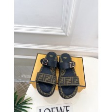 펜디(FENDI) 로고 자수 버클 플랫폼 슬리퍼 신발