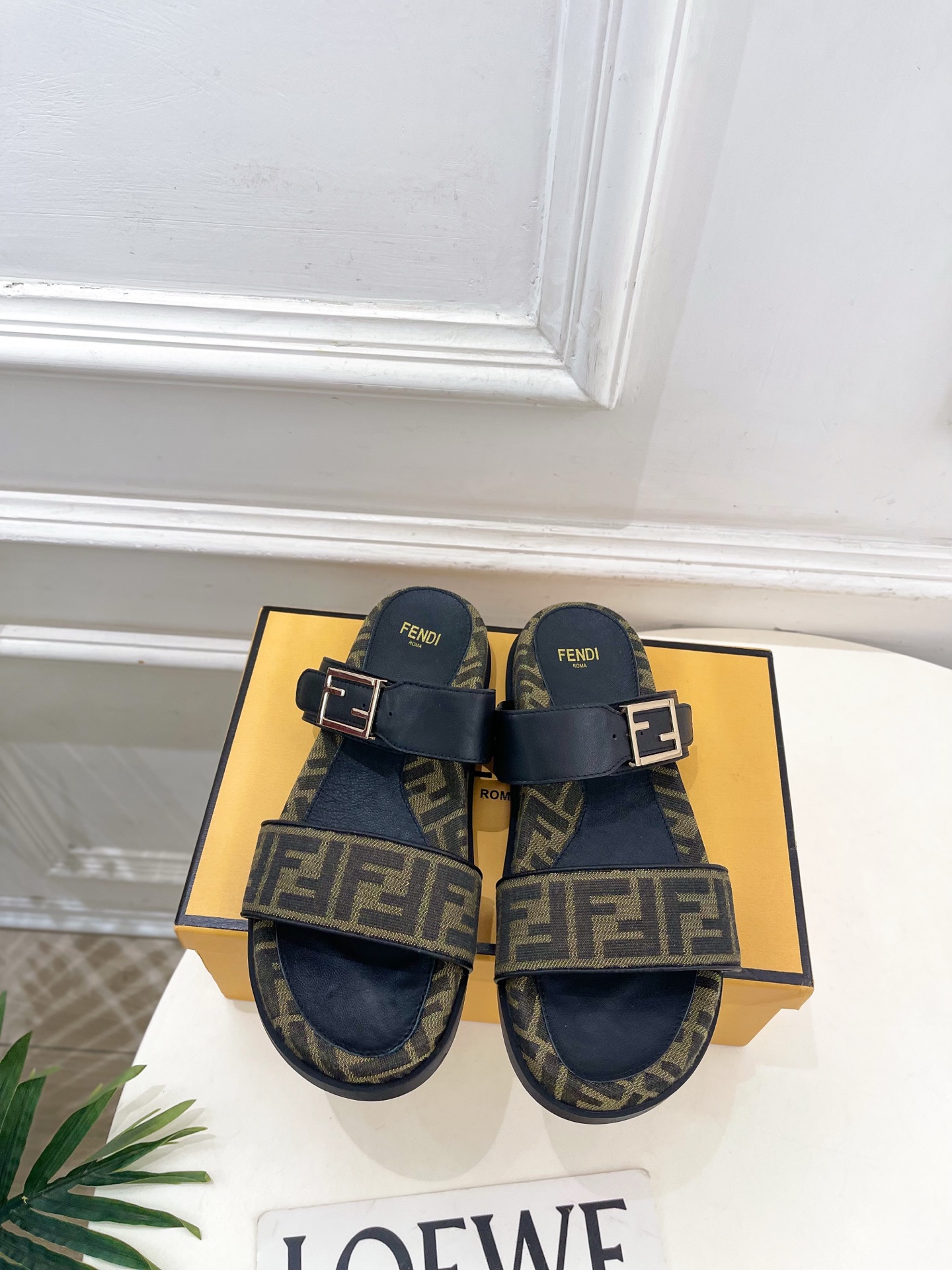 펜디(FENDI) 로고 자수 버클 플랫폼 슬리퍼 신발