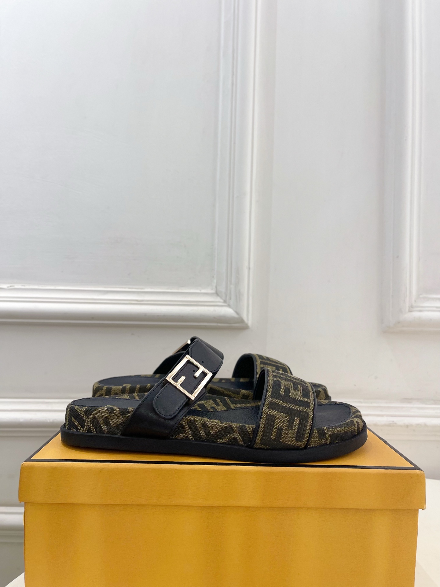 펜디(FENDI) 로고 자수 버클 플랫폼 슬리퍼 신발