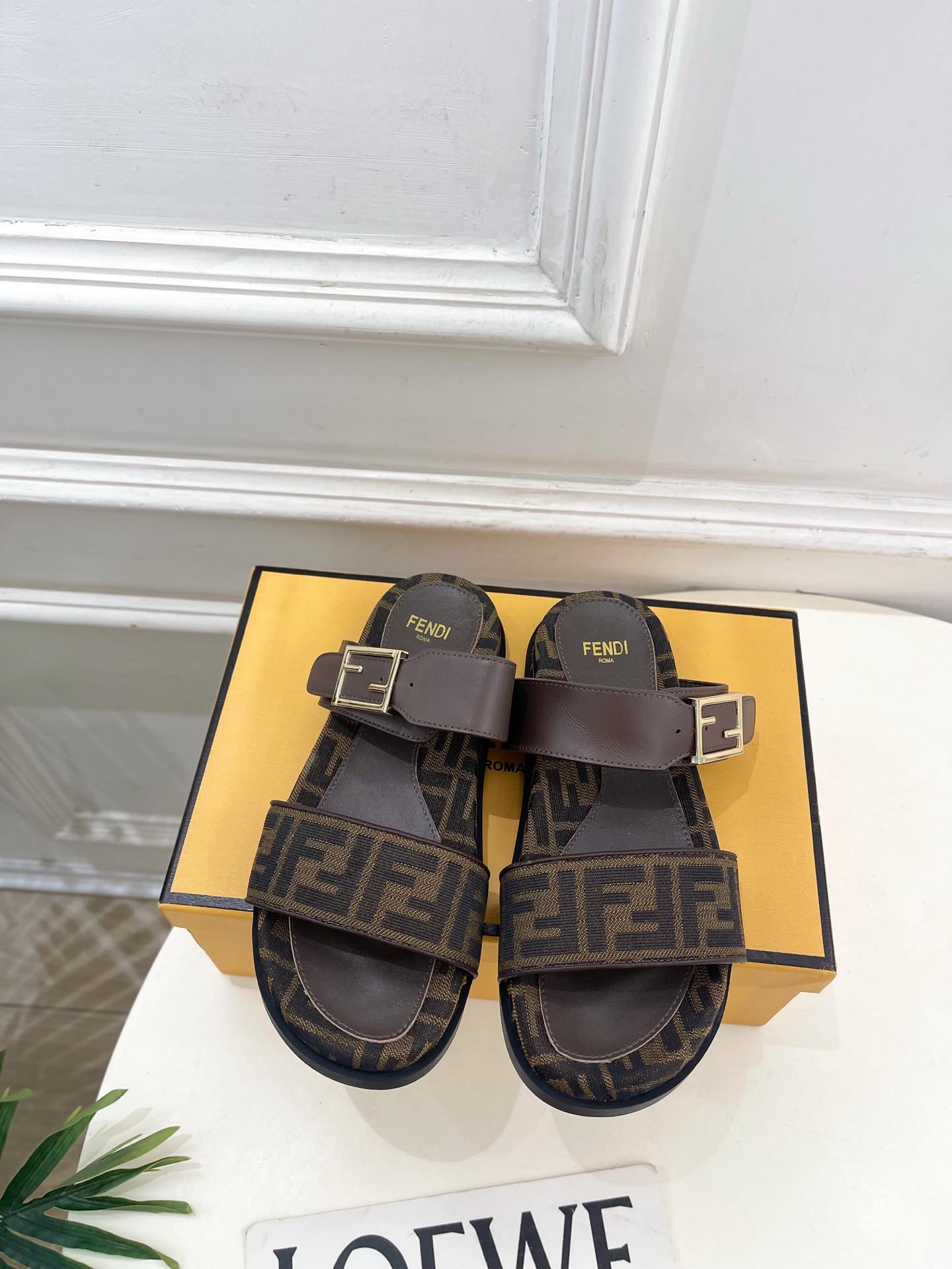 펜디(FENDI) 로고 자수 버클 플랫폼 슬리퍼 신발