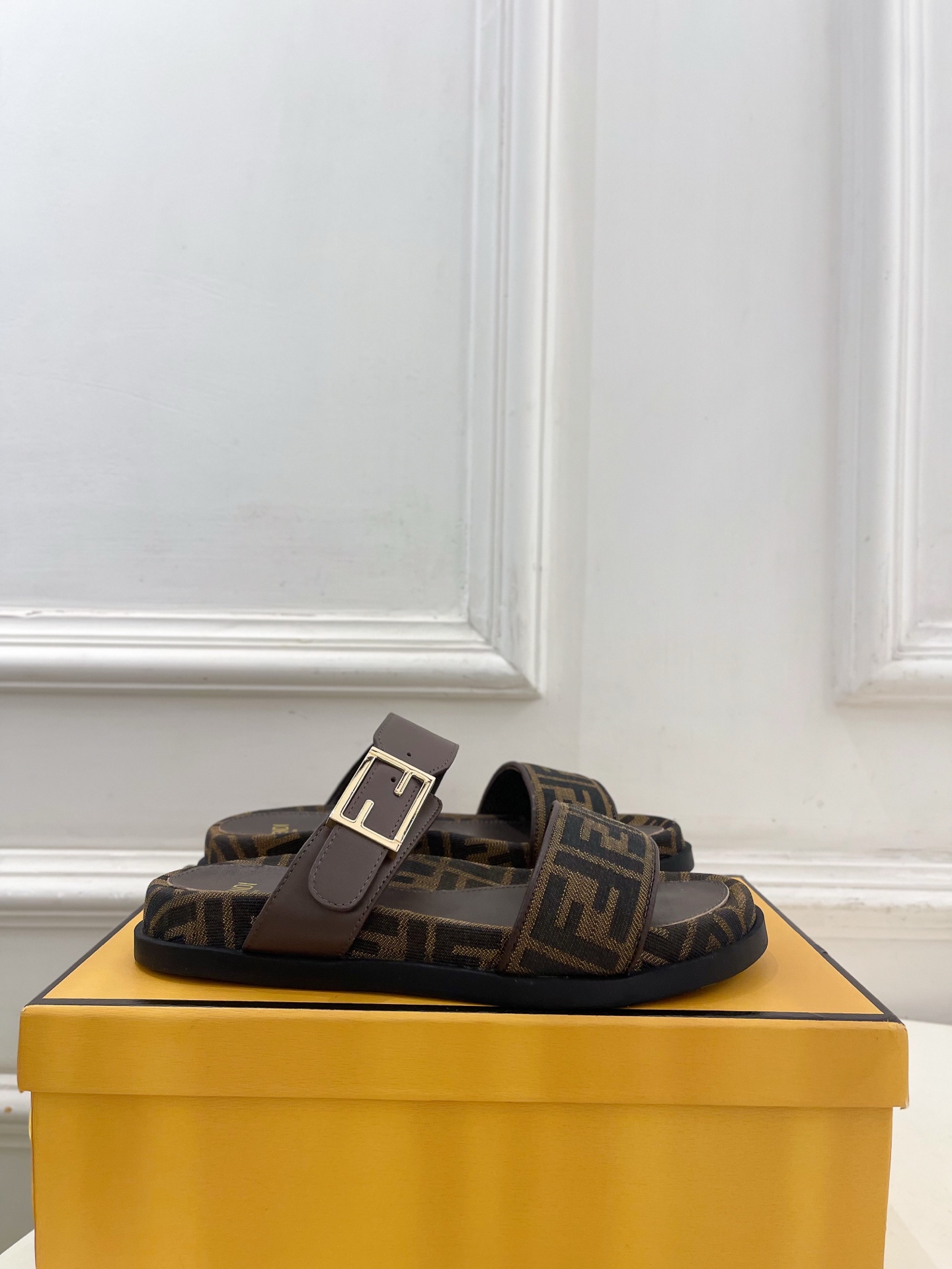 펜디(FENDI) 로고 자수 버클 플랫폼 슬리퍼 신발