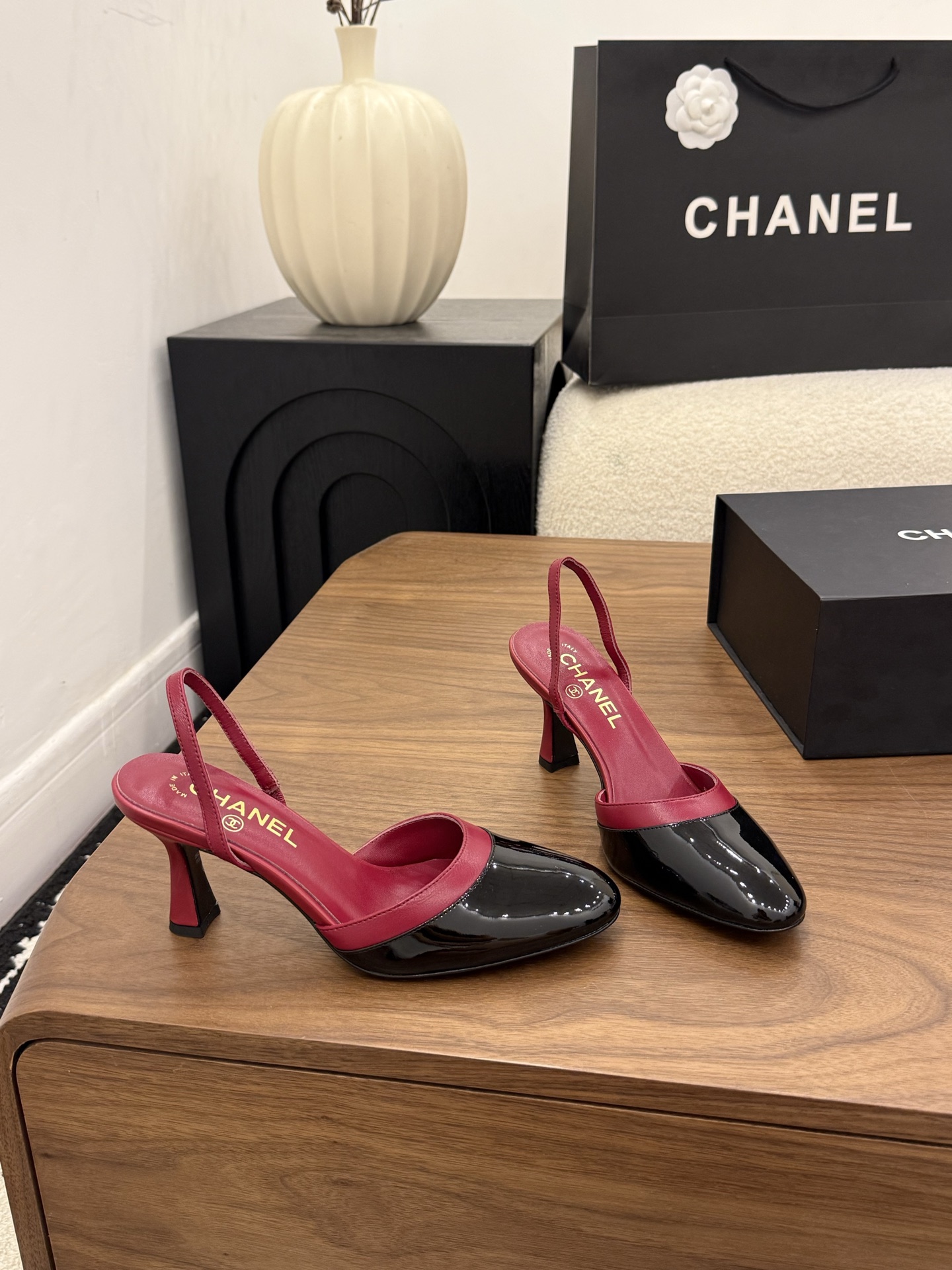 샤넬(CHANEL) 배색 컷아웃 슬링백 하이힐 샌들 신발