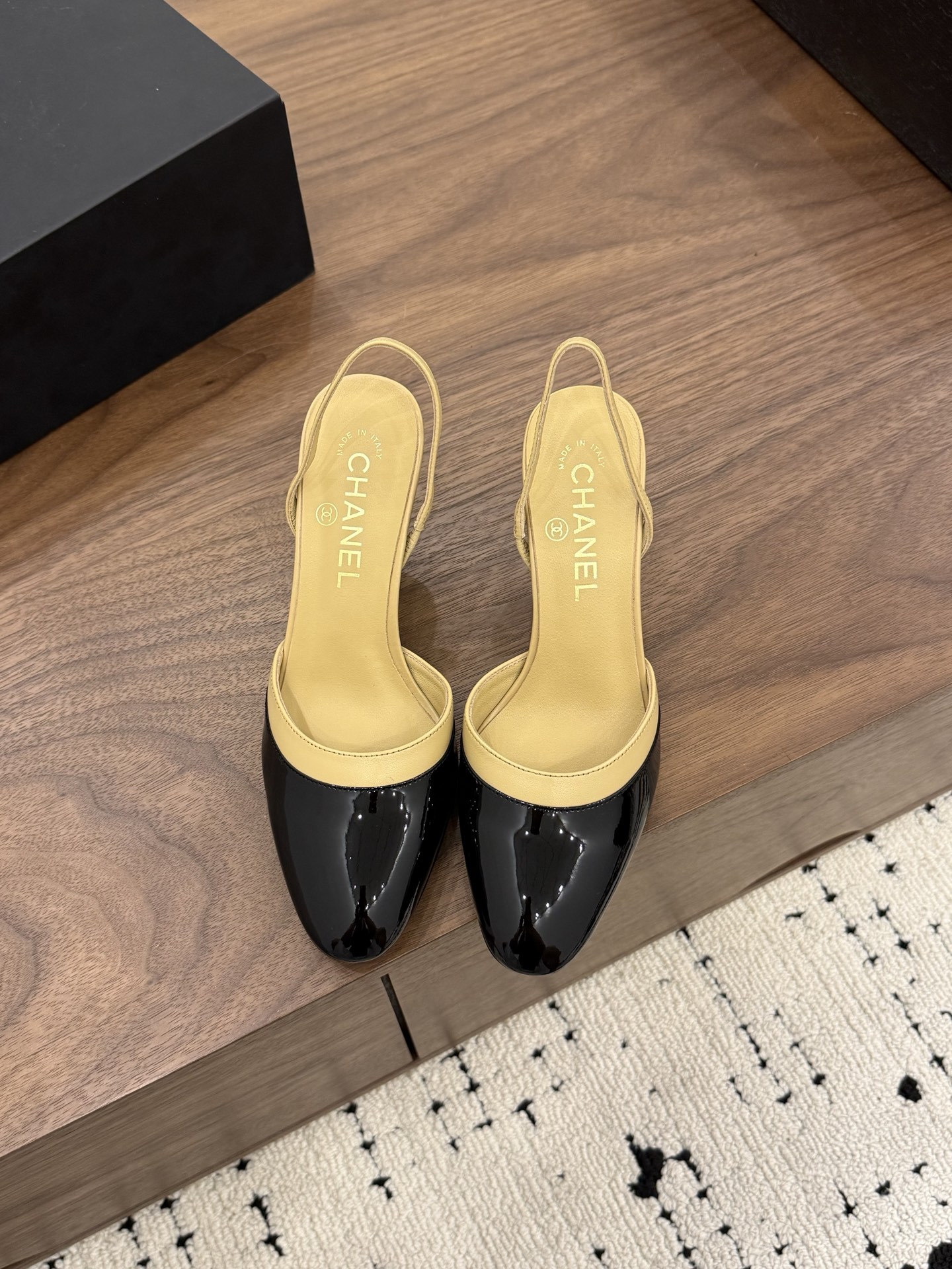 샤넬(CHANEL) 배색 컷아웃 슬링백 하이힐 샌들 신발