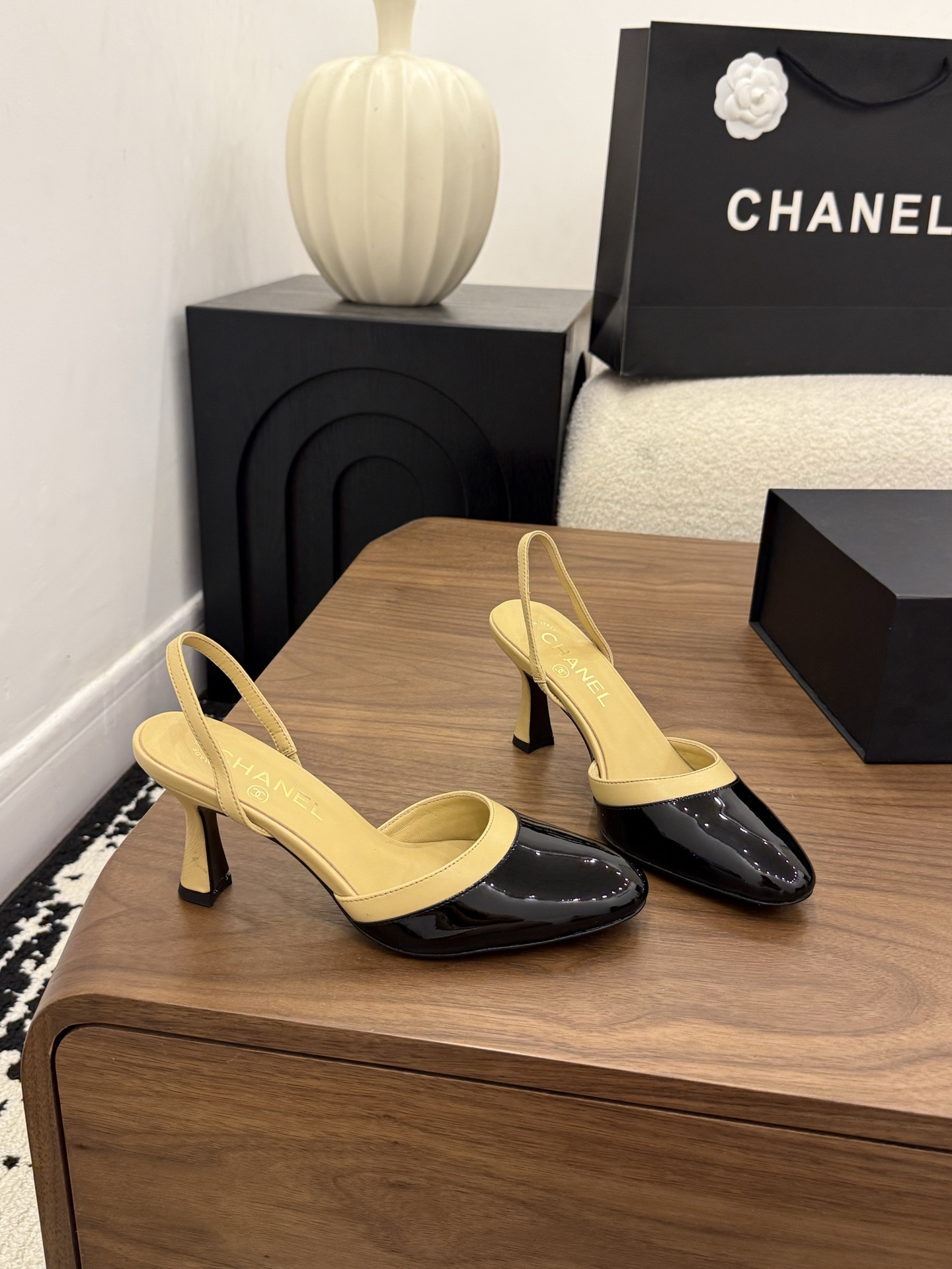 샤넬(CHANEL) 배색 컷아웃 슬링백 하이힐 샌들 신발