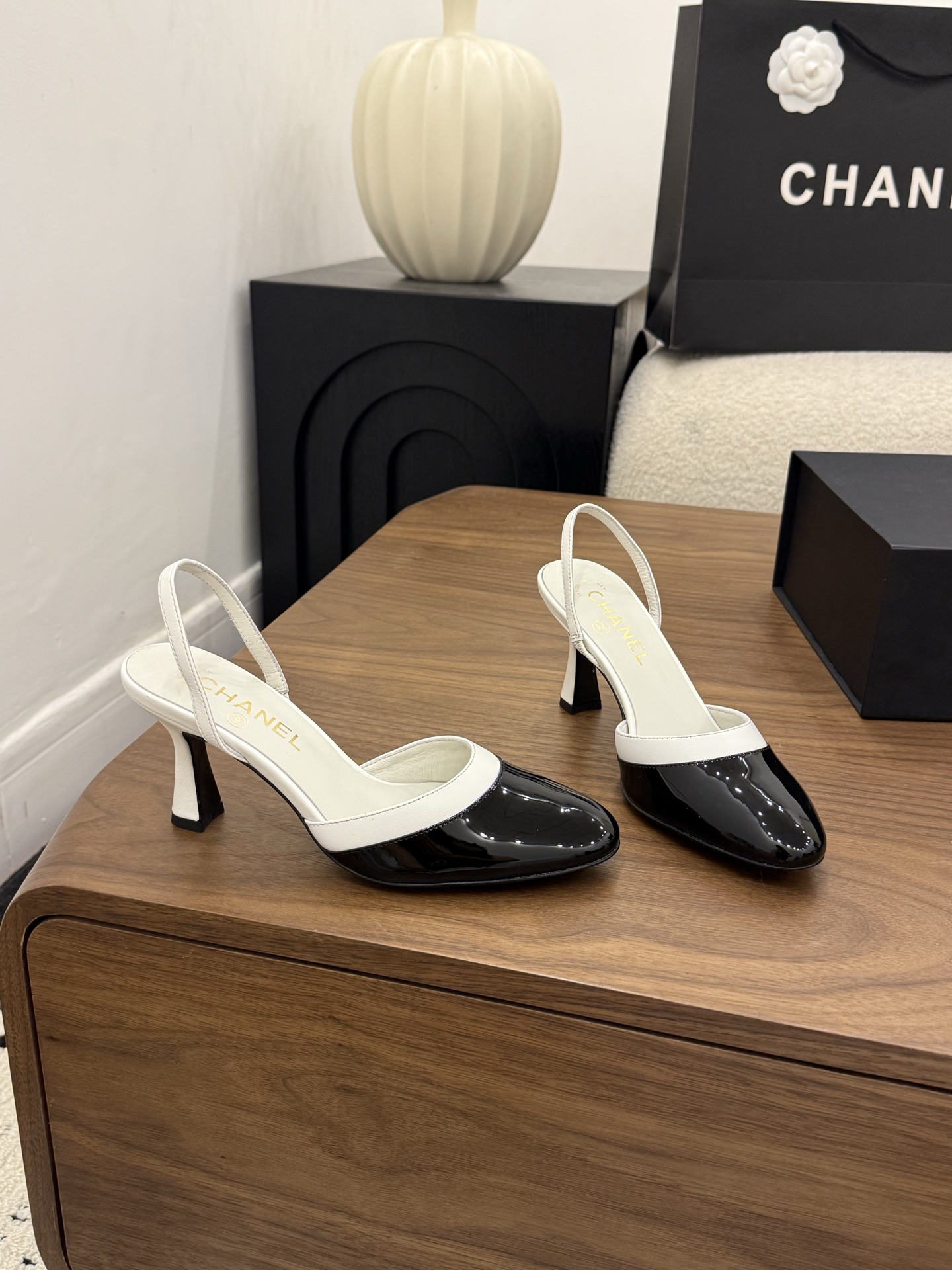 샤넬(CHANEL) 배색 컷아웃 슬링백 하이힐 샌들 신발