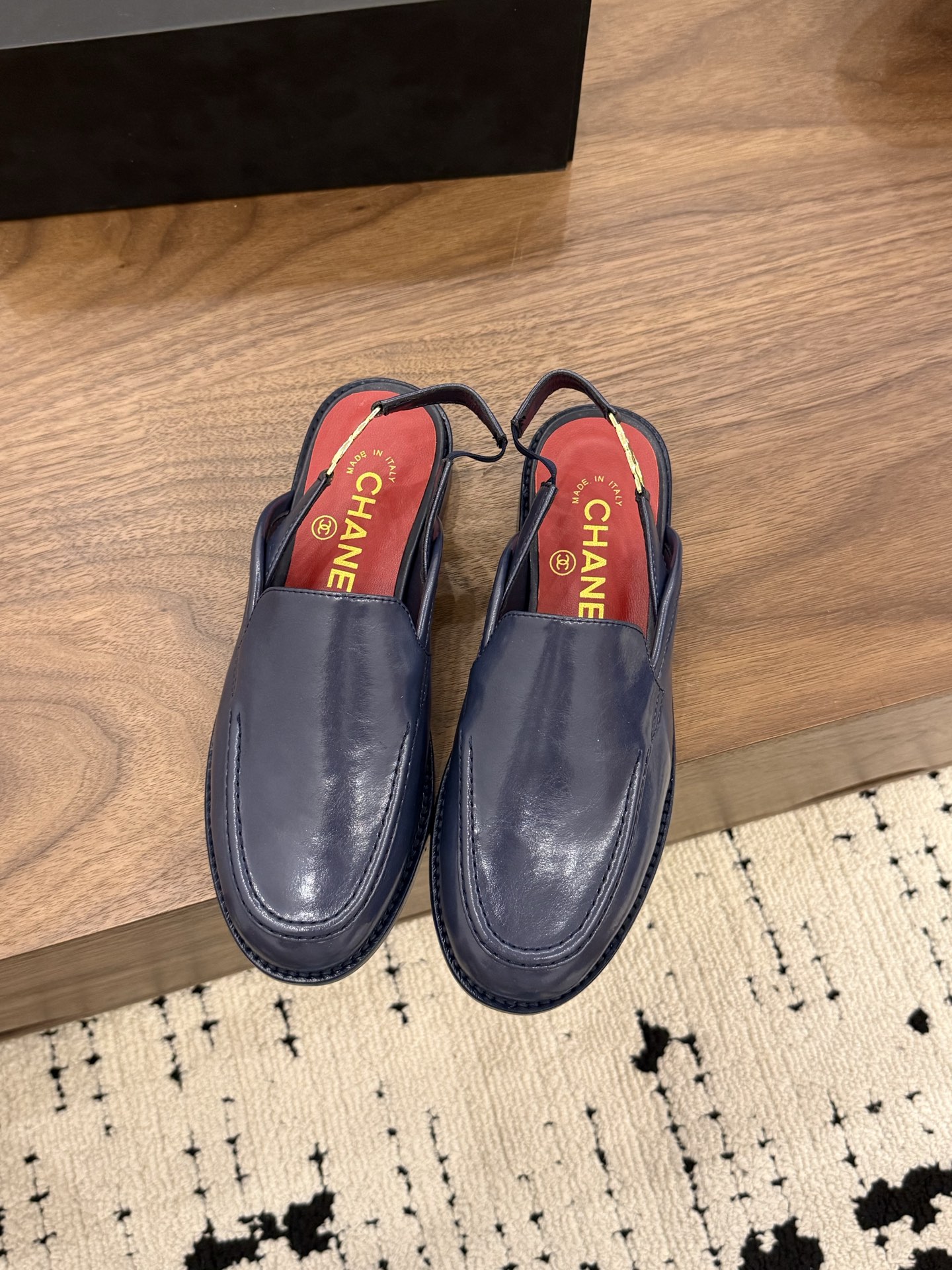 샤넬(CHANEL) 금장 버클 밴딩 슬링백 샌들 신발