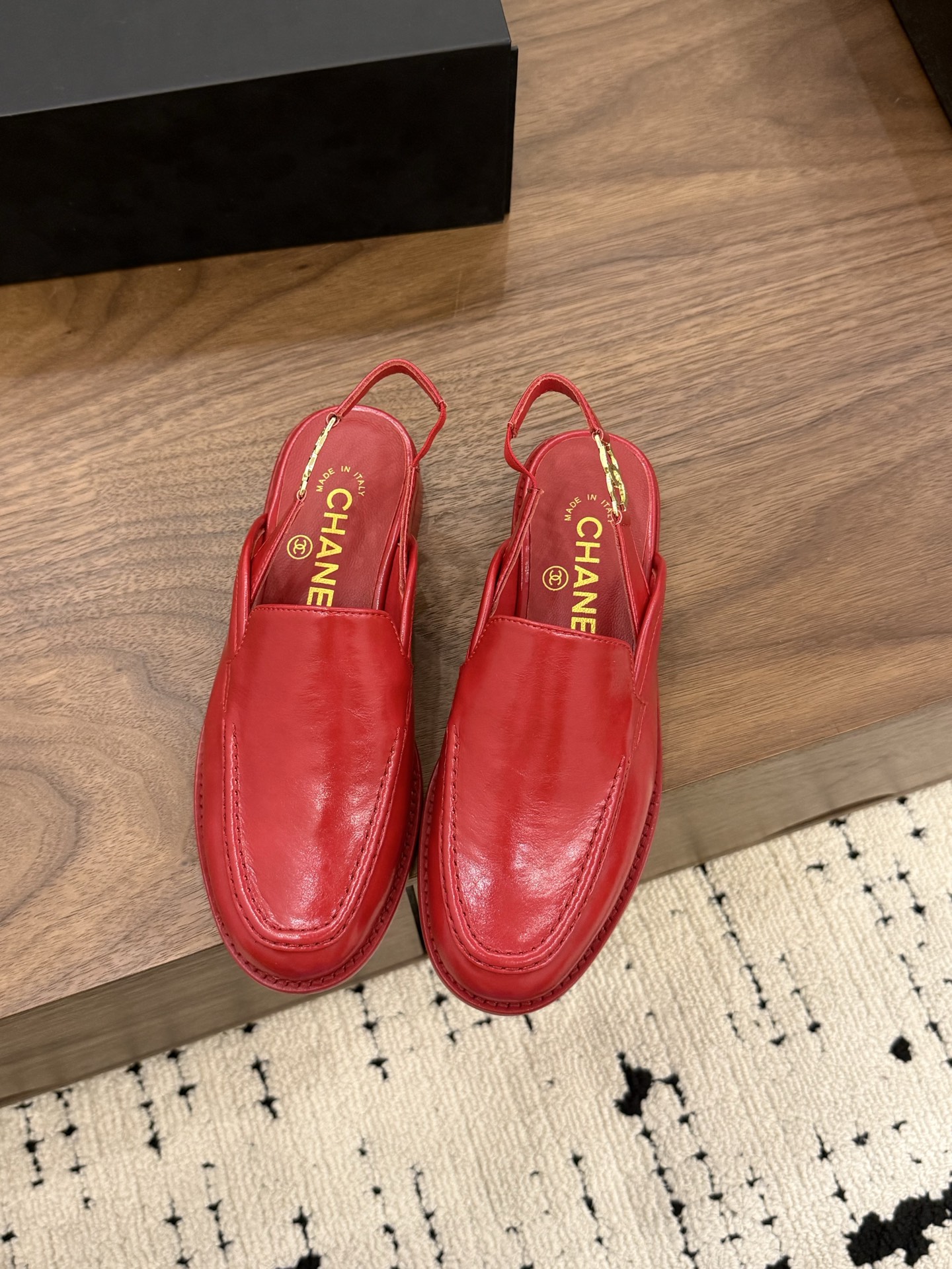 샤넬(CHANEL) 금장 버클 밴딩 슬링백 샌들 신발