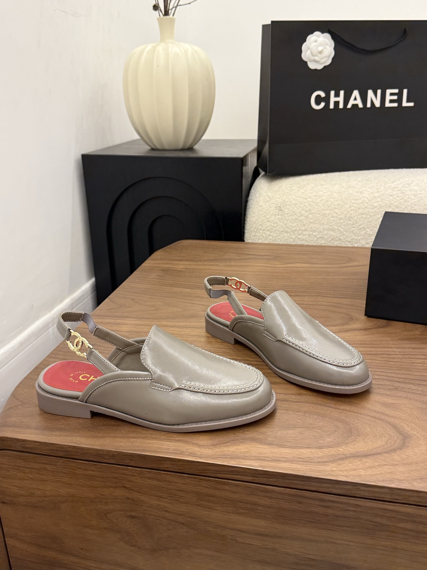 샤넬(CHANEL) 금장 버클 밴딩 슬링백 샌들 신발