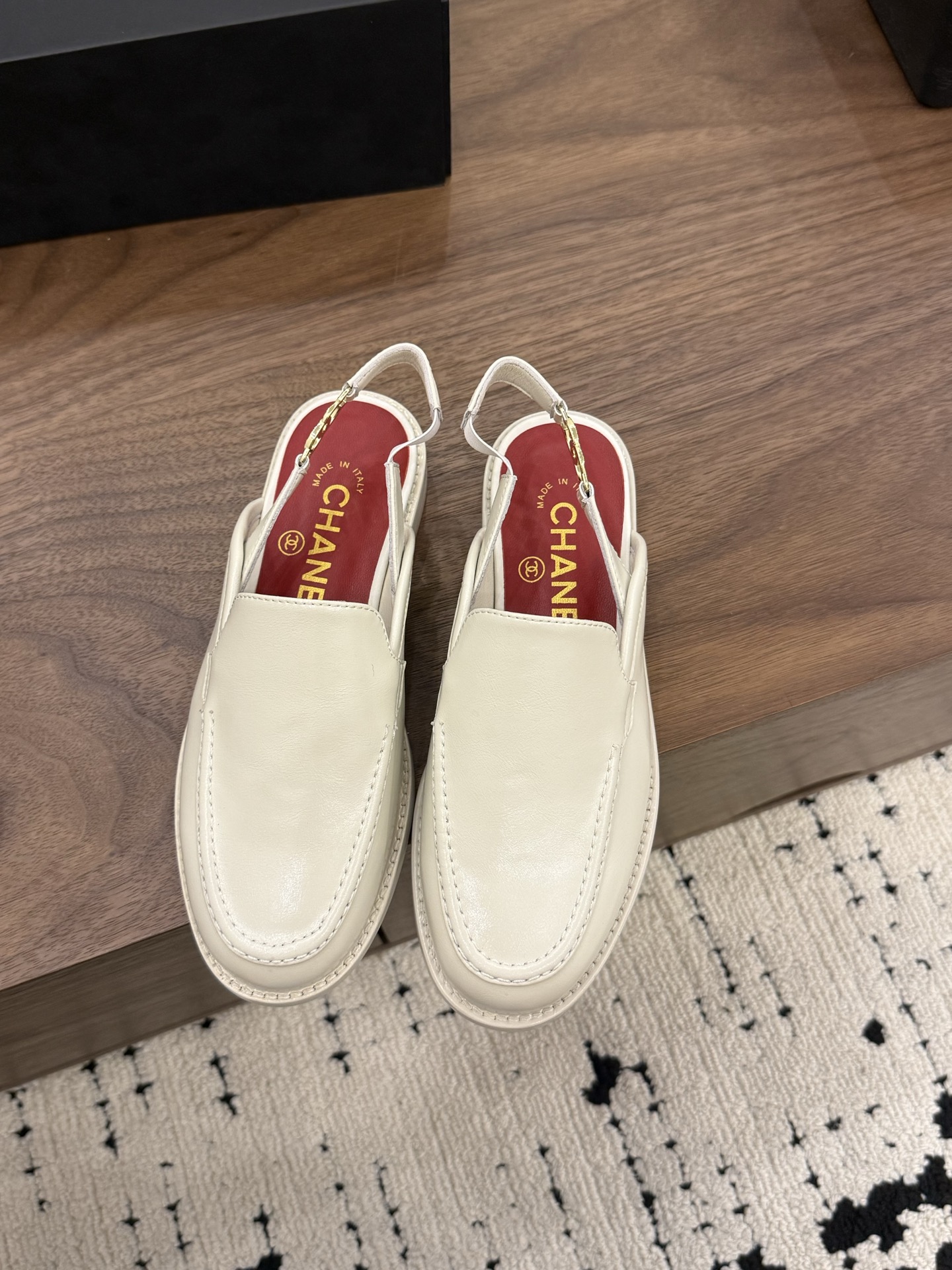 샤넬(CHANEL) 금장 버클 밴딩 슬링백 샌들 신발