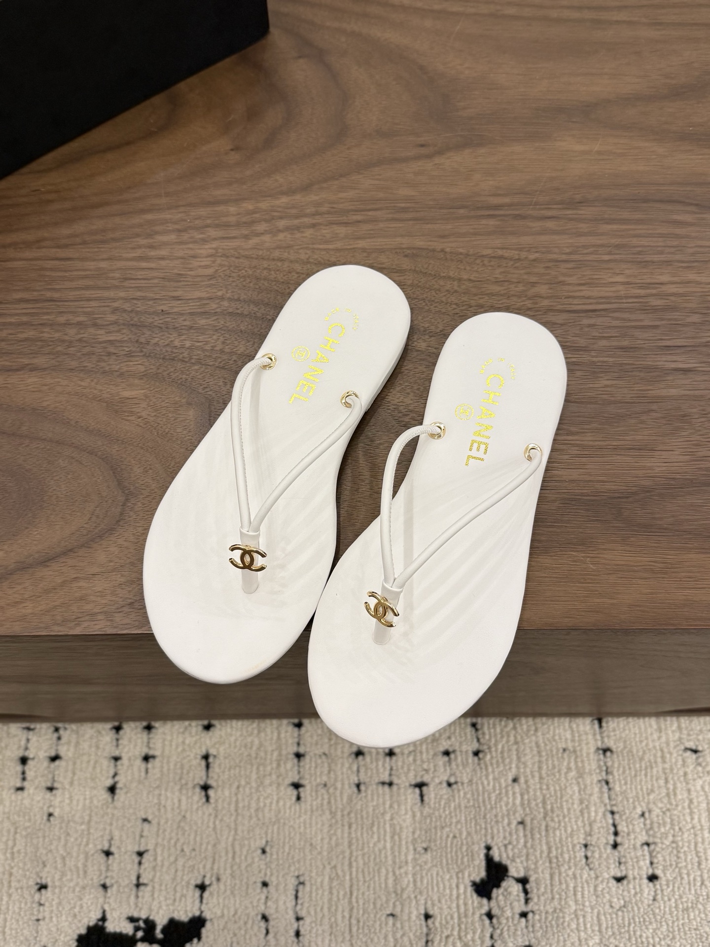 샤넬(CHANEL) 쪼리 플랫 슬리퍼 신발