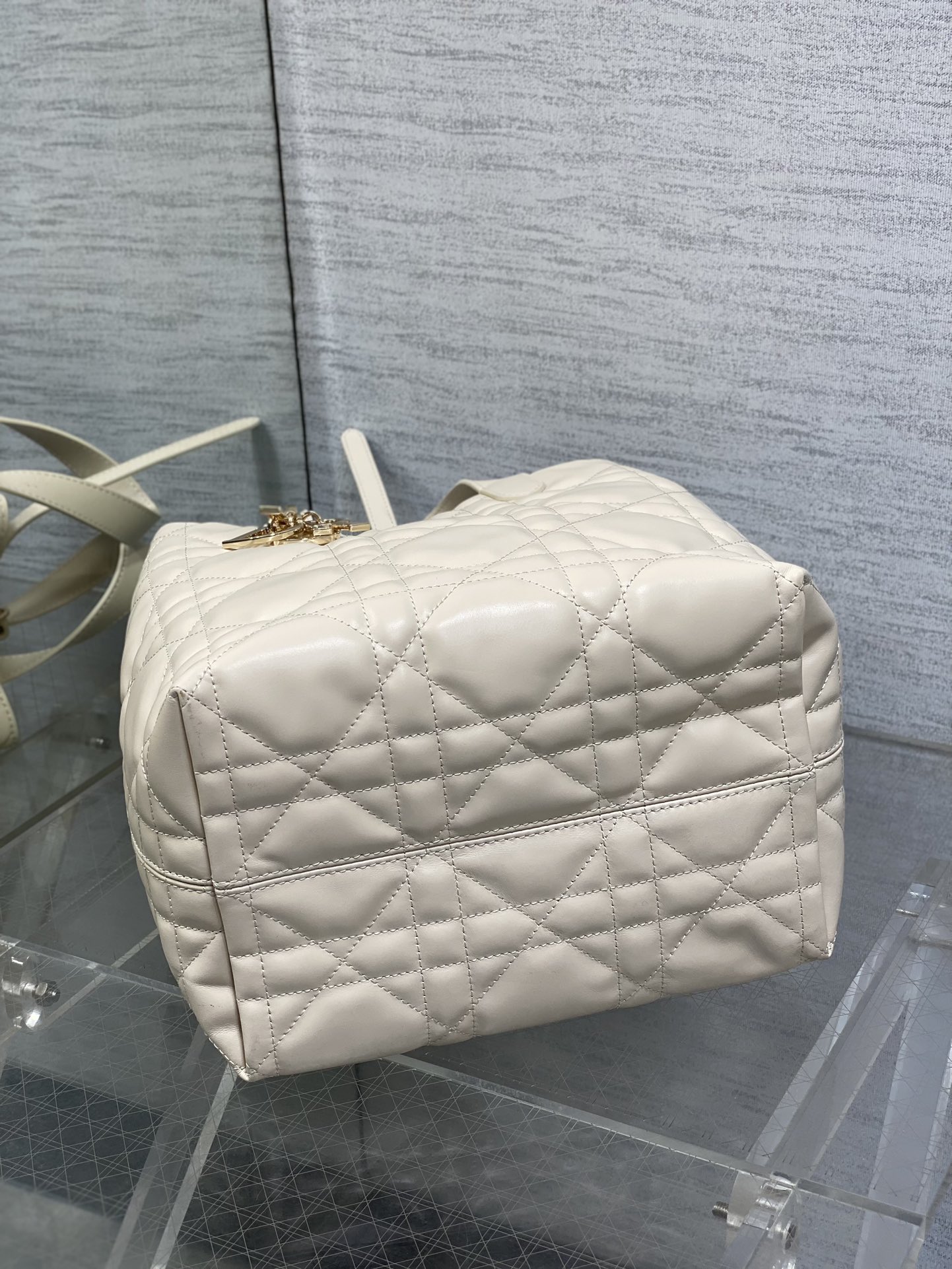 [Dior] 디올 Toujours 뚜주흐 버티컬 백 - 미디움 (아이보리 화이트) 가방