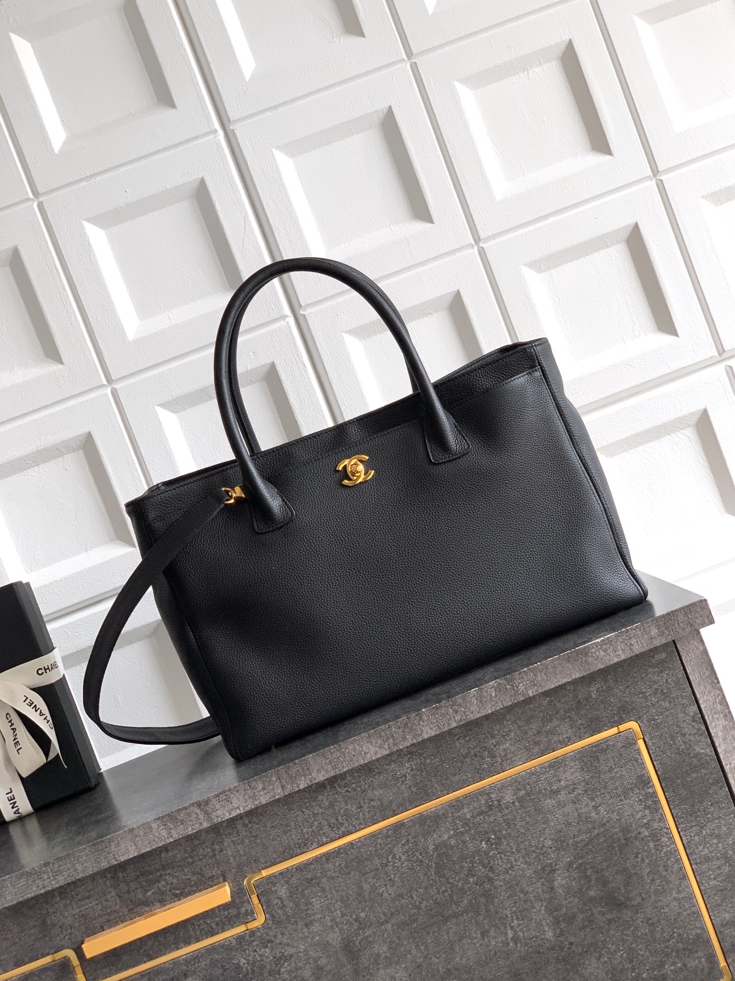 [Chanel] 샤넬 서프 토트백 - 라지 블랙 금장 (6055/6056)