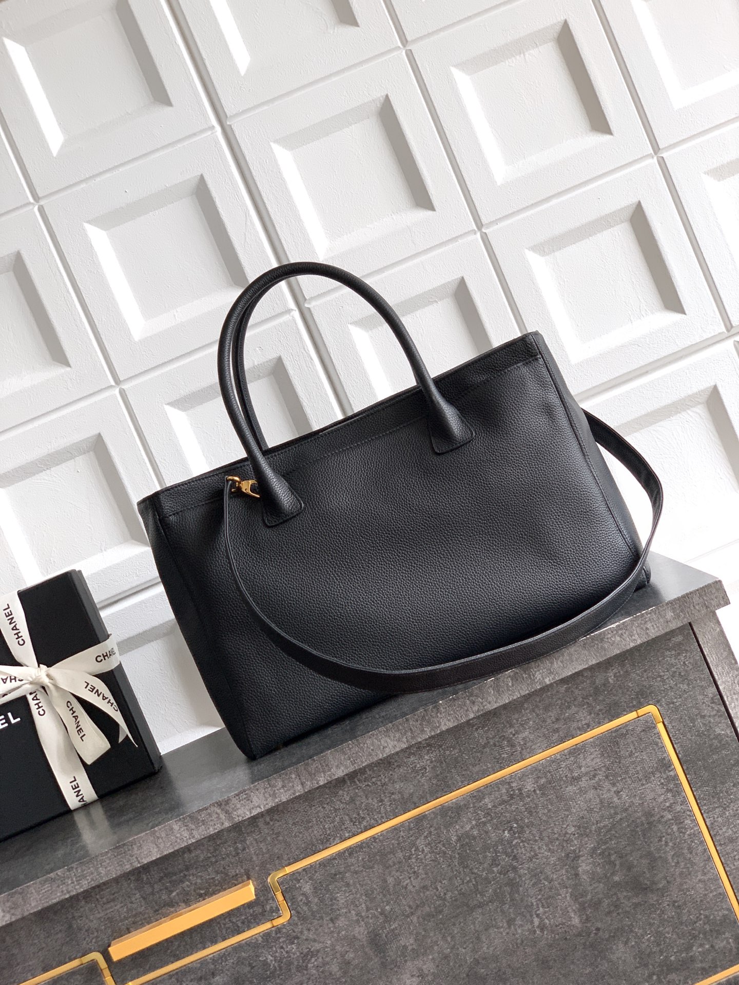 [Chanel] 샤넬 서프 토트백 - 라지 블랙 금장 (6055/6056)