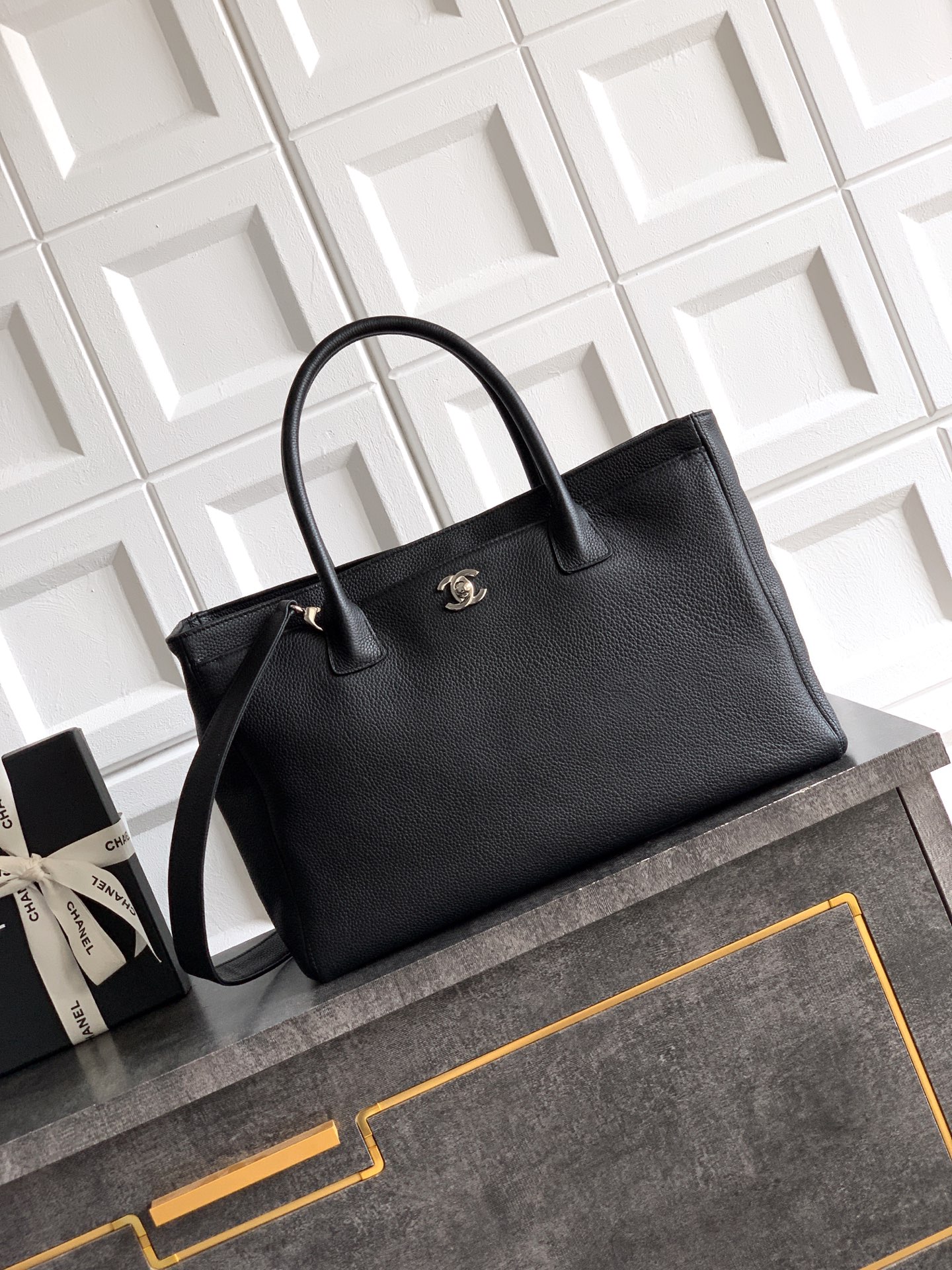 [Chanel] 샤넬 서프 토트백 - 라지 블랙 은장 (6055/6056)