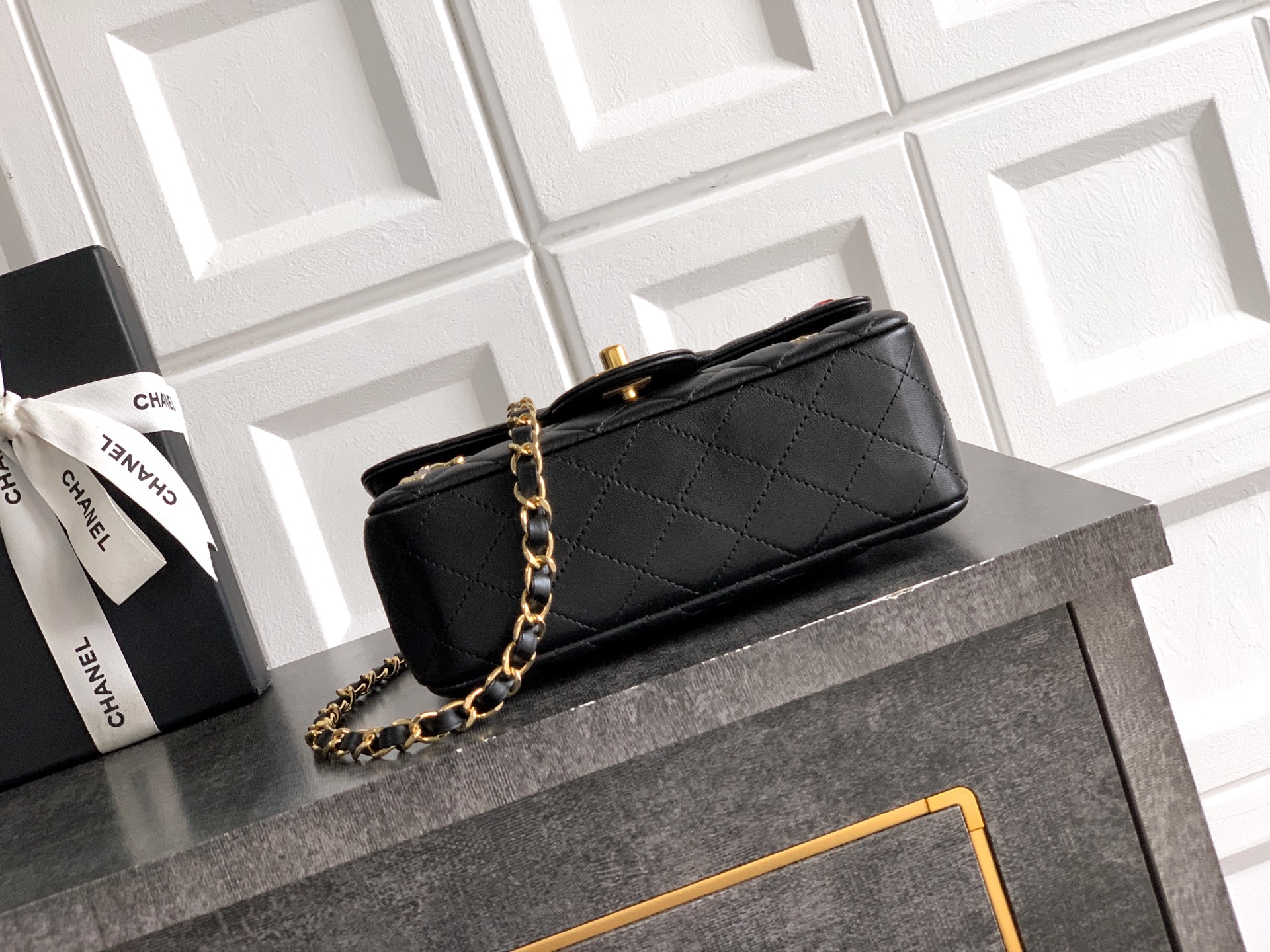 [Chanel] 샤넬 CF 배지 클래식 플랩백 숄더백 가방 - 미니 시리즈 20cm